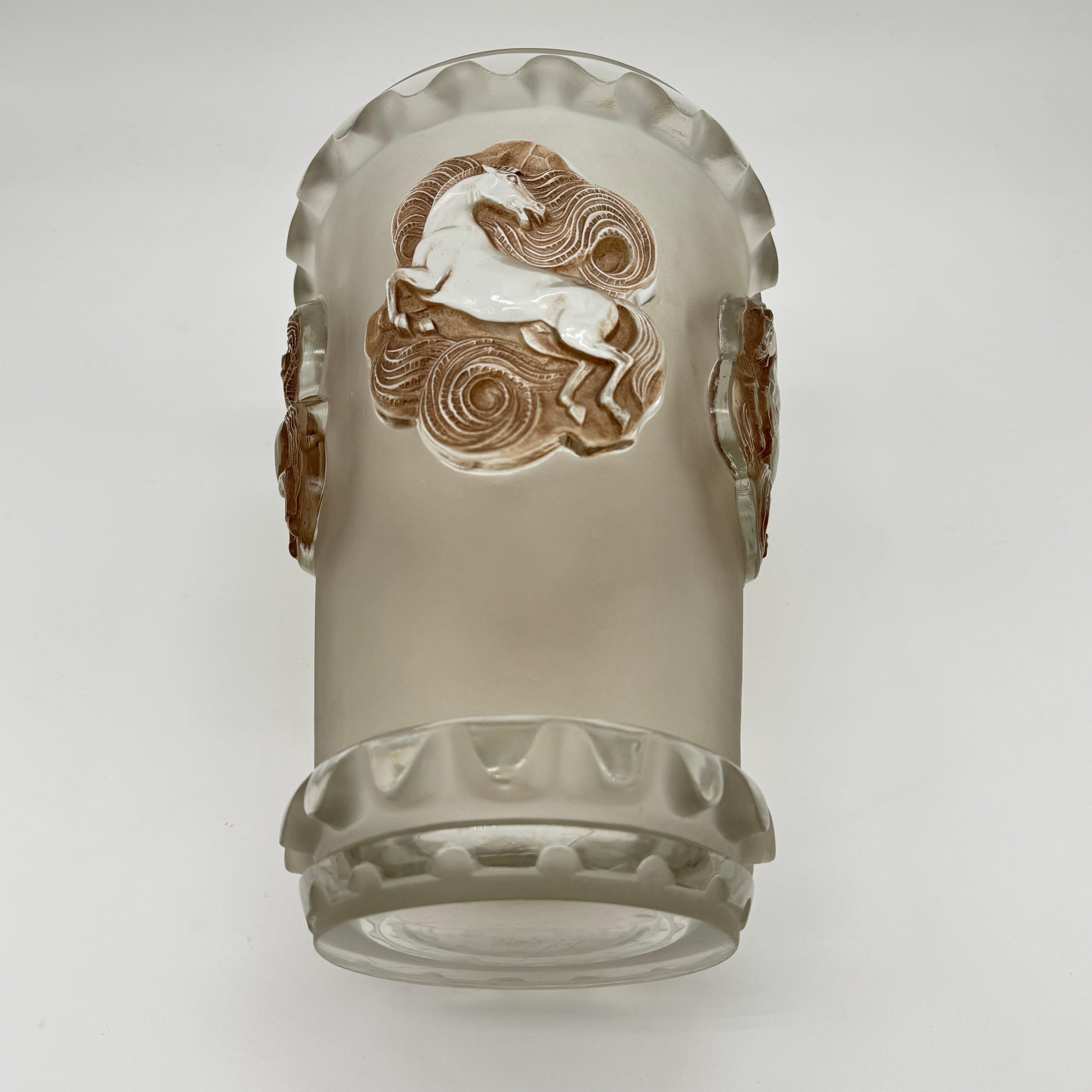Un jarrón de vidrio R.Lalique Art Déco Camargue. Vidrio en venta
