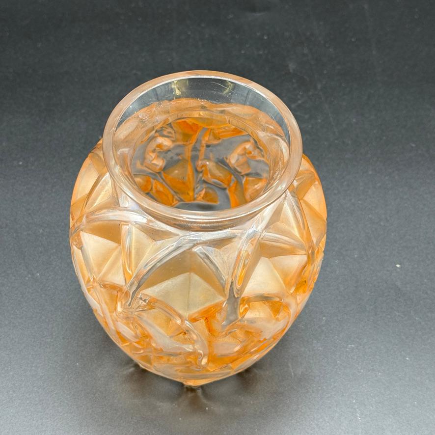 A R.Lalique  Art Deco Chamois Vase in Glass 1