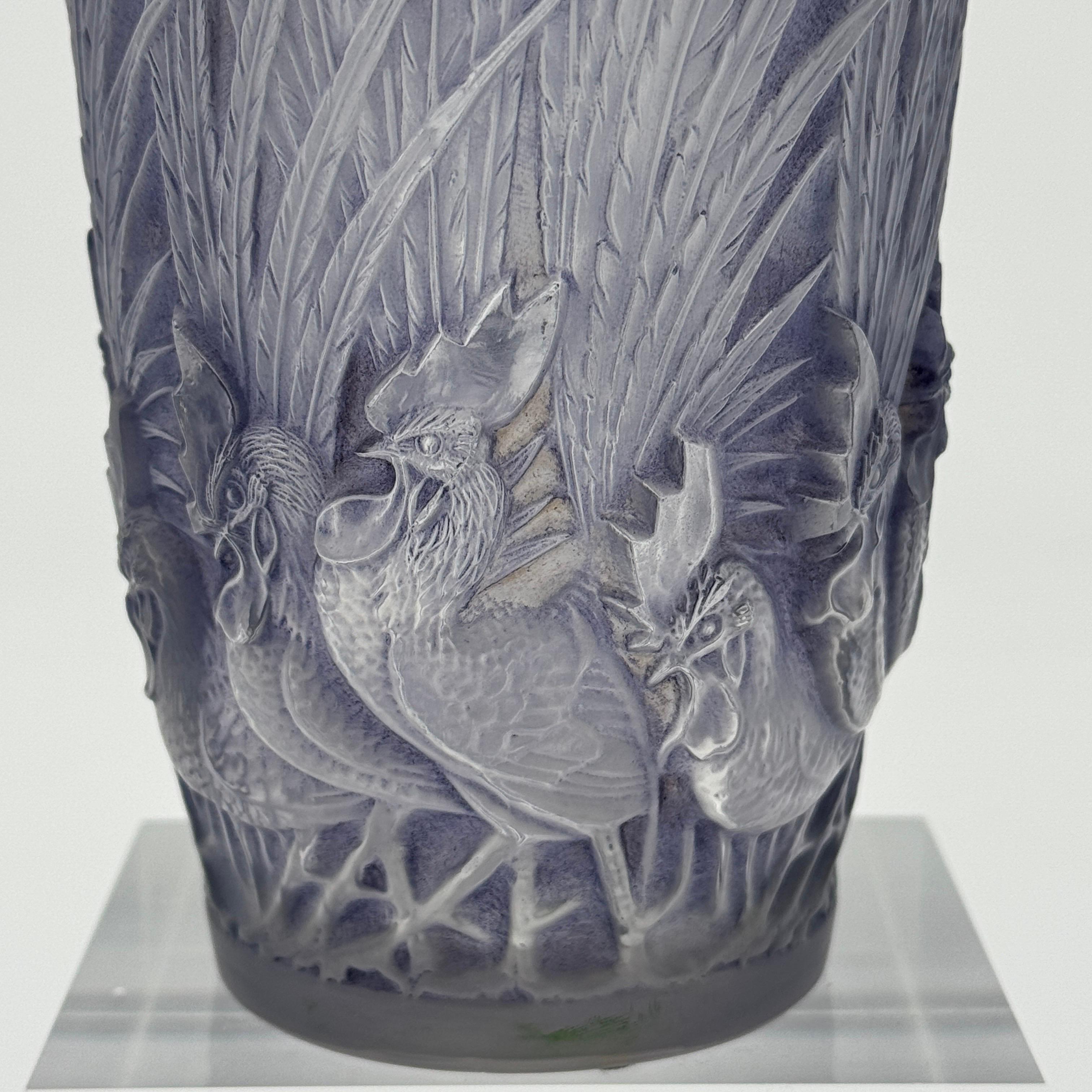 A R.Lalique Art Déco Coqs and Plumes Glass Vase In Excellent Condition For Sale In SAINT-OUEN-SUR-SEINE, FR