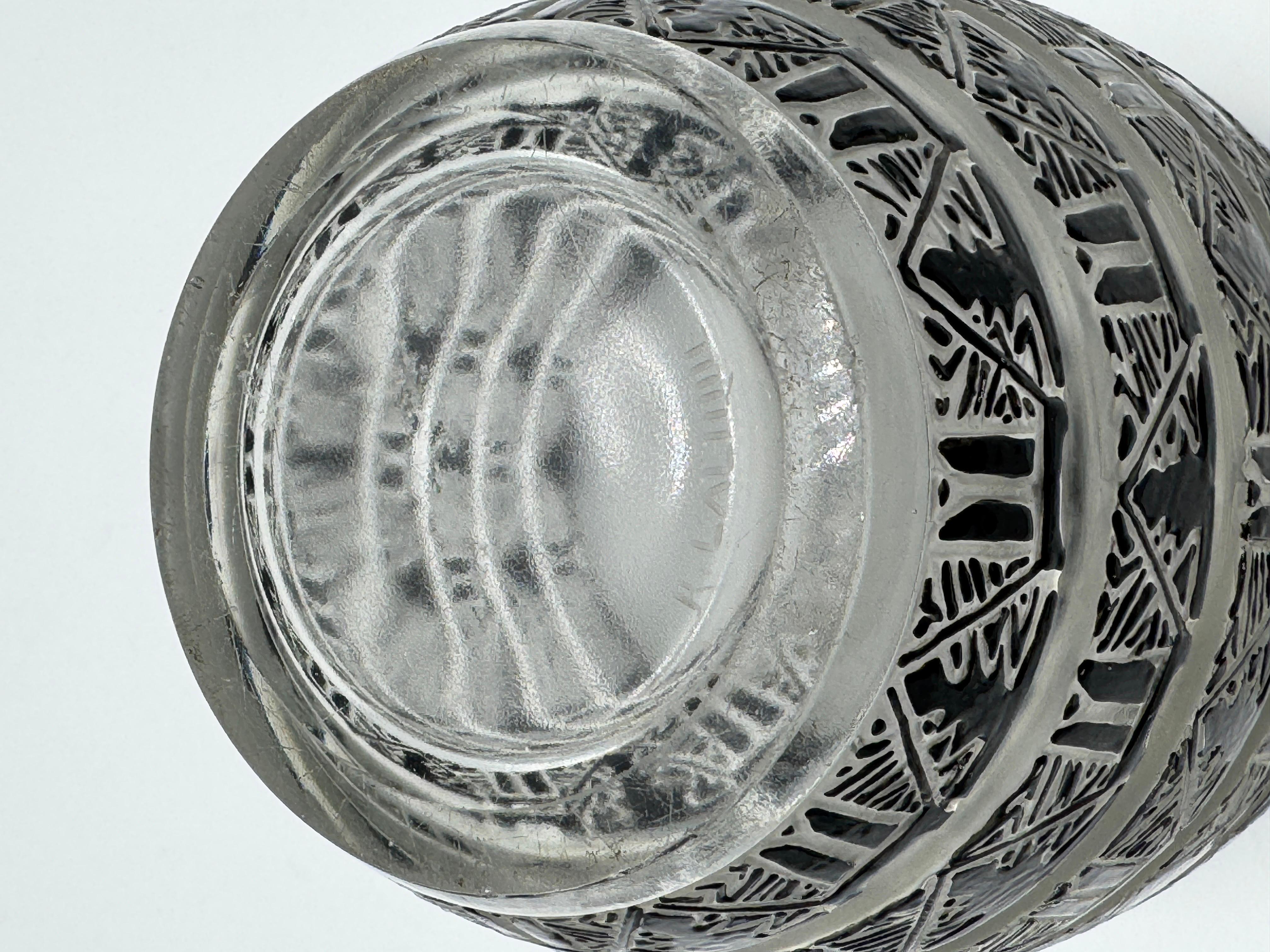 A R.Lalique Art Déco   Enameled Lagarmar Vase. For Sale 4
