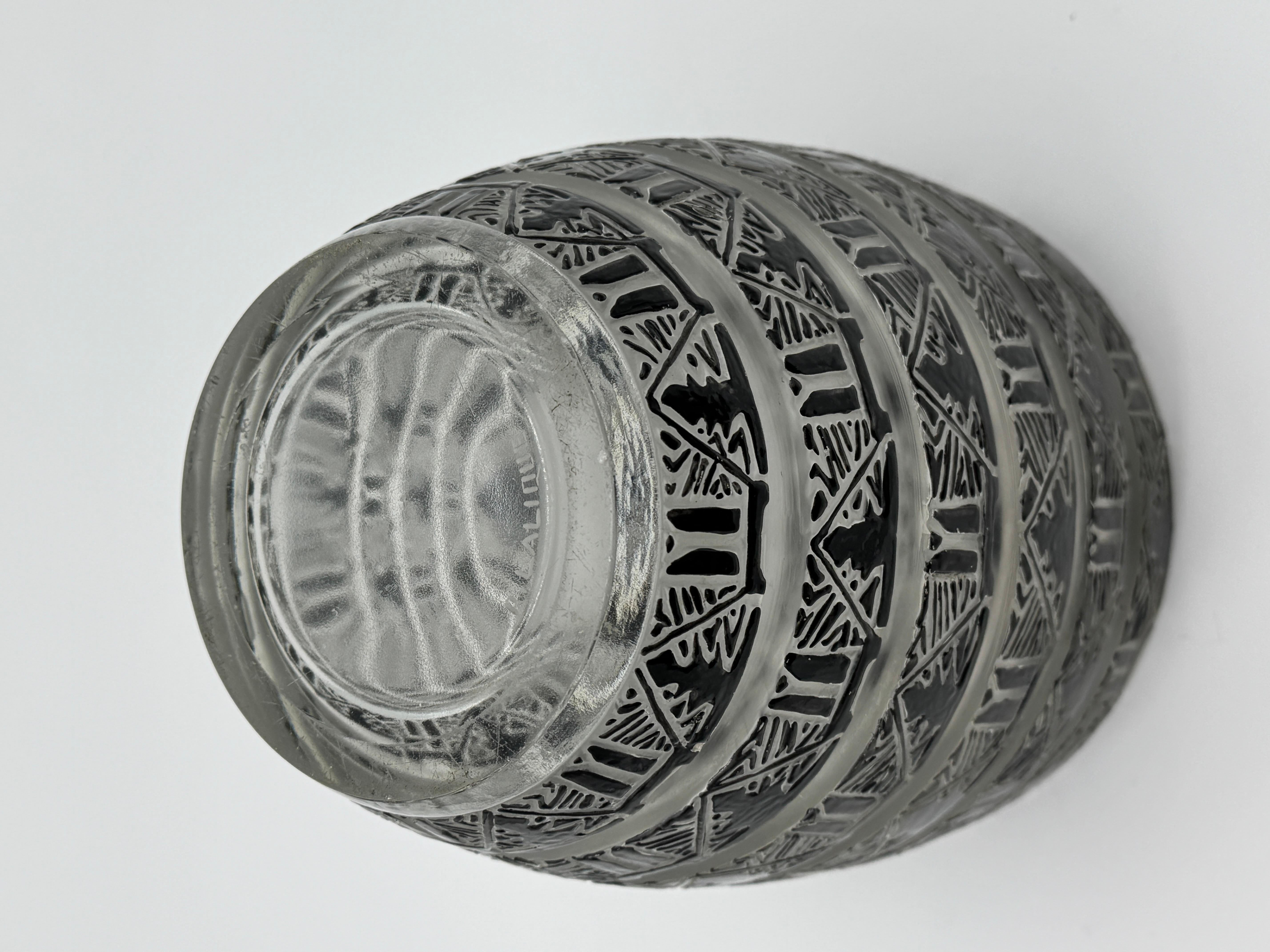 A R.Lalique Art Déco   Enameled Lagarmar Vase. For Sale 2