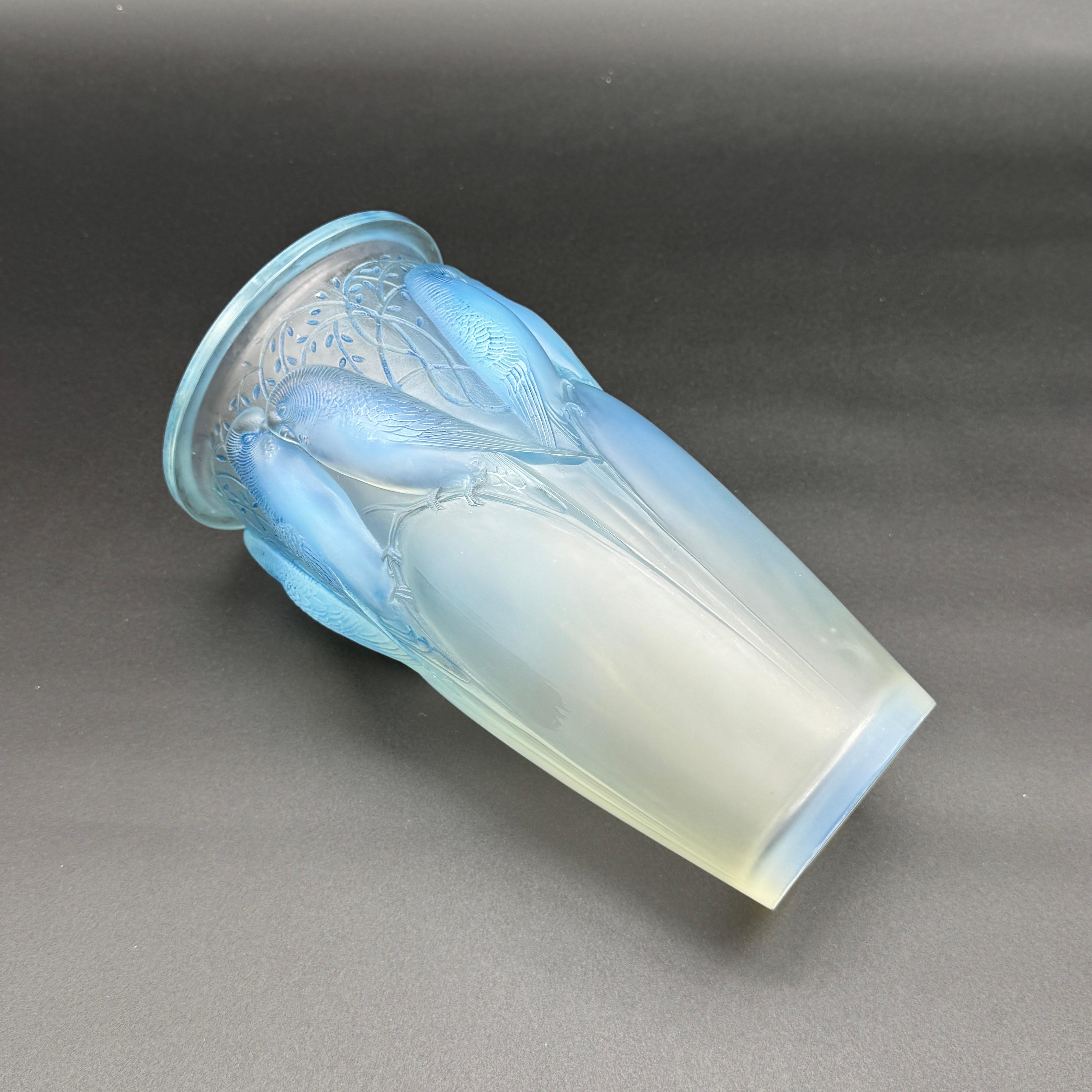 Il vaso Ceylan è stato creato nel 1924 da R.Lalique in vetro bianco.

Questo esemplare è in vetro opalescente con una patina blu.

Il vaso è firmato a mano in stampatello.

Il vaso Ceylan è un pezzo iconico della prima Art Déco.

Il suo design è