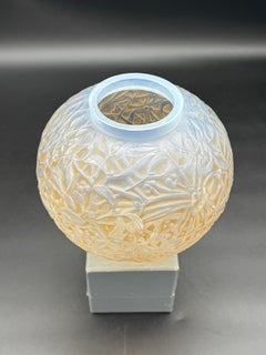 Un bicchiere “Gui” Art Déco di R. Lalique in vetro opalescente