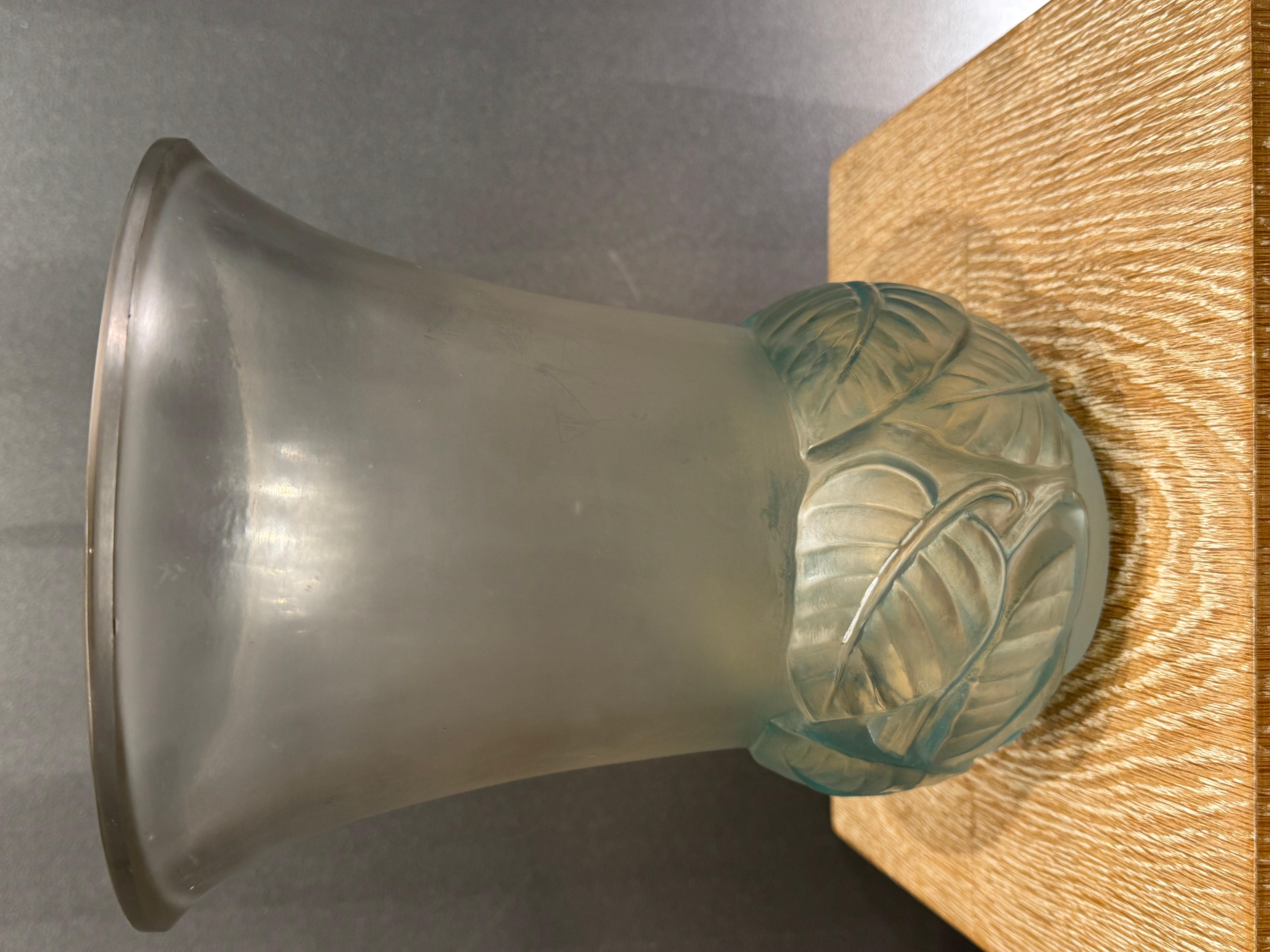 Il vaso Lilas è stato creato nel 1930 da R.Lalique in vetro bianco.

Questo esemplare è in vetro patinato bianco e verde ed è firmato a caratteri cubitali sabbiati.

Il vaso è in ottime condizioni.

Il vaso misura 24 cm di altezza e 16 cm di