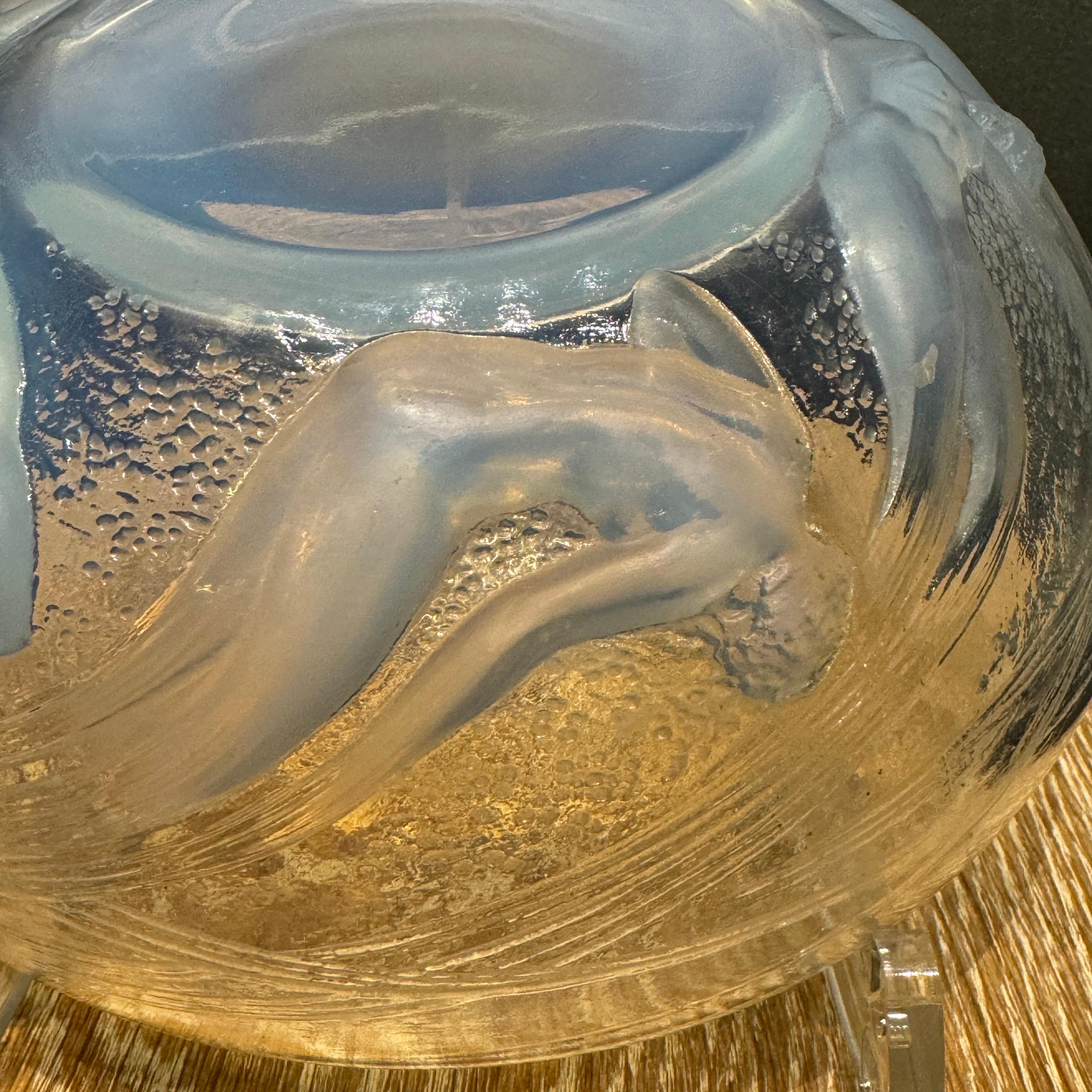 Stampato Una ciotola a forma di sirena in vetro opalescente di R.Lalique Art Deco in vendita