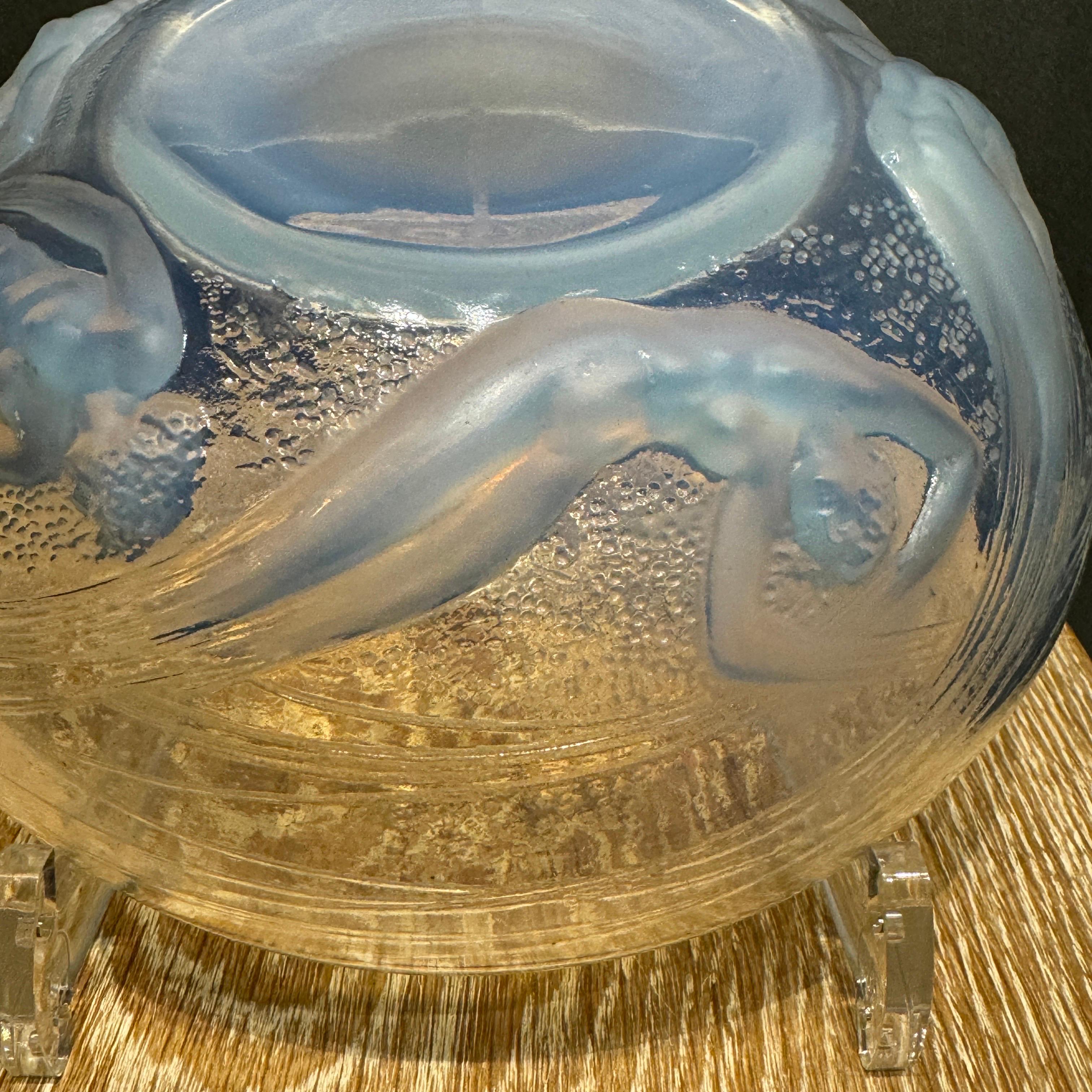 Vetro Una ciotola a forma di sirena in vetro opalescente di R.Lalique Art Deco in vendita
