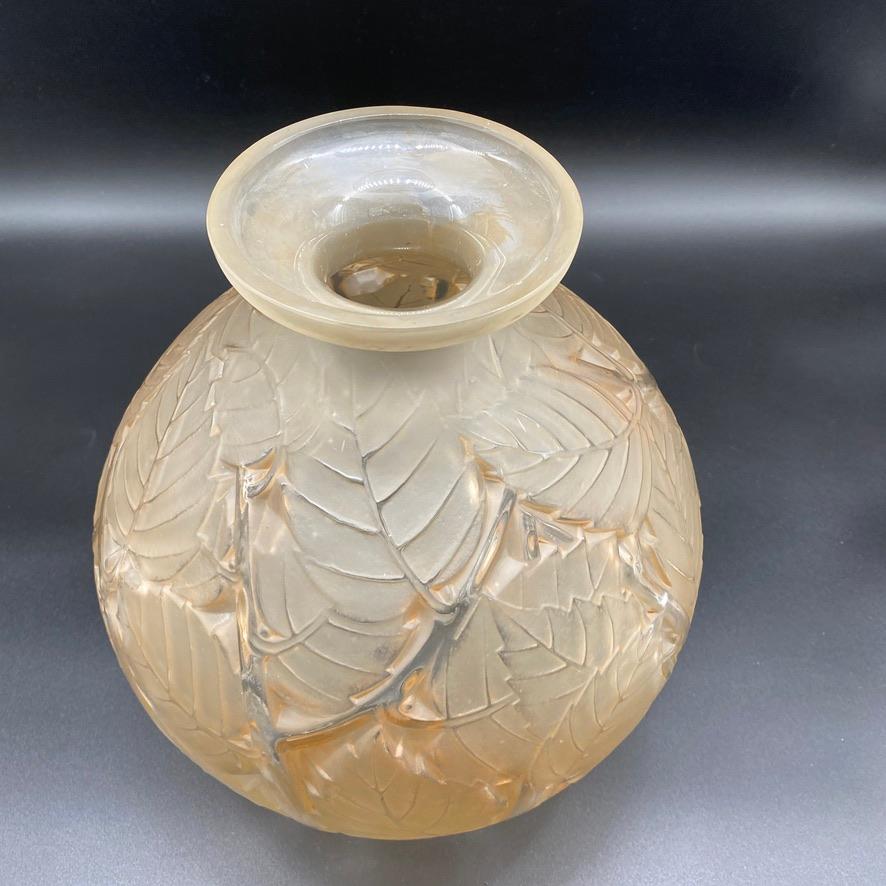The Milan vase of R.Lalique is a study of  large leaves  which are decorating  the body of the vase in different positions and covering it totally.

it also is one of R.lalique ' s largest vases coming in various colors and patinas.

This example is