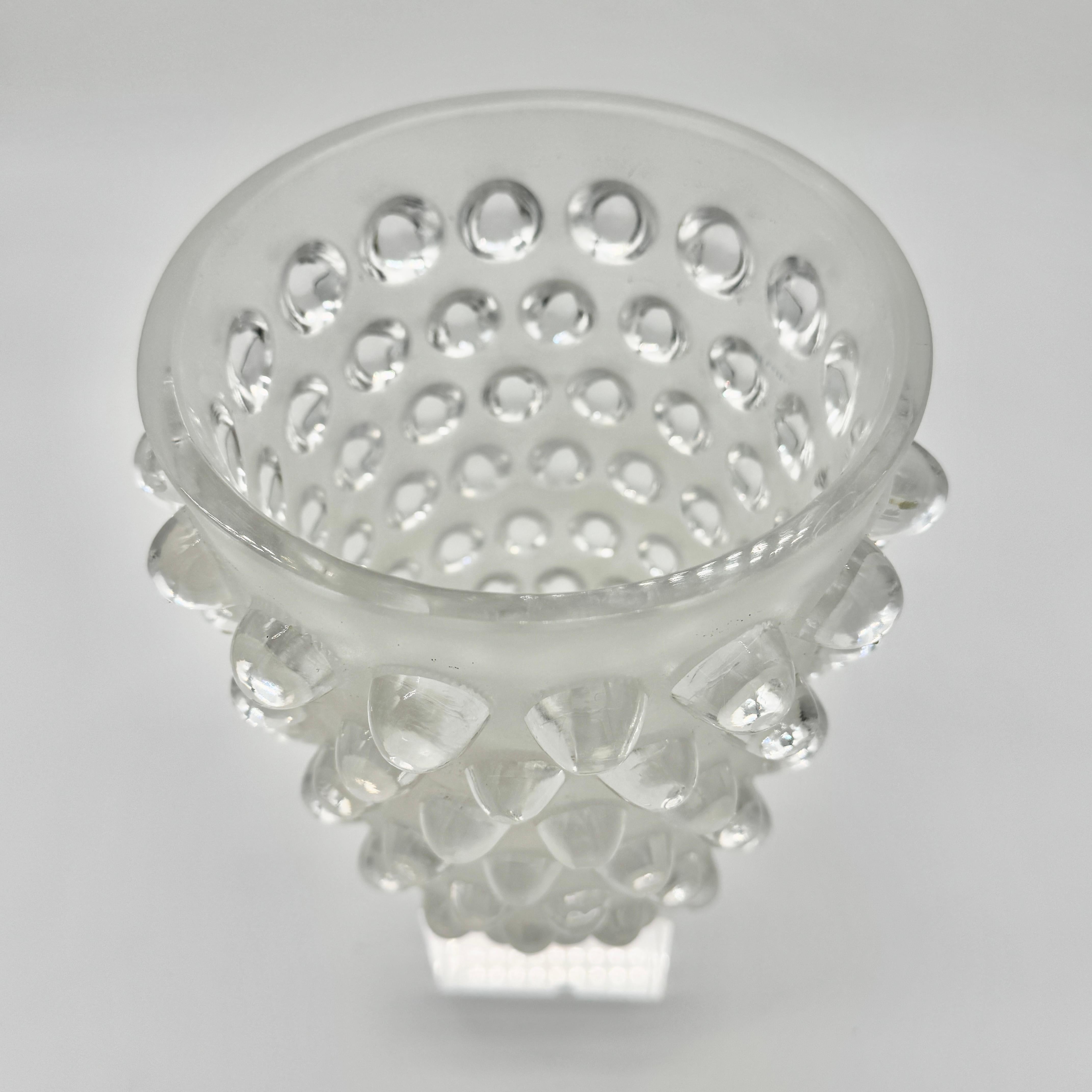 Il vaso Mossi è un vaso in vetro di forte ispirazione Art Déco .

I puntini di vetro spiccano su uno sfondo sabbiato e catturano la luce in modo meraviglioso.


Il vaso è alto 21 cm e in ottime condizioni.

Il vaso è firmato a mano con lettere