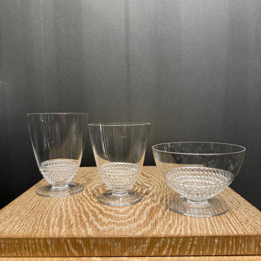 Le service Nippon Glass est un solide verre à boire au design Art déco créé en 1930 en cristal.

Chaque verre porte la signature sablée de R.Lalique.

Les lunettes sont en excellent état.

Les tailles sont les suivantes ;

8 verres à eau , 10,5 cm