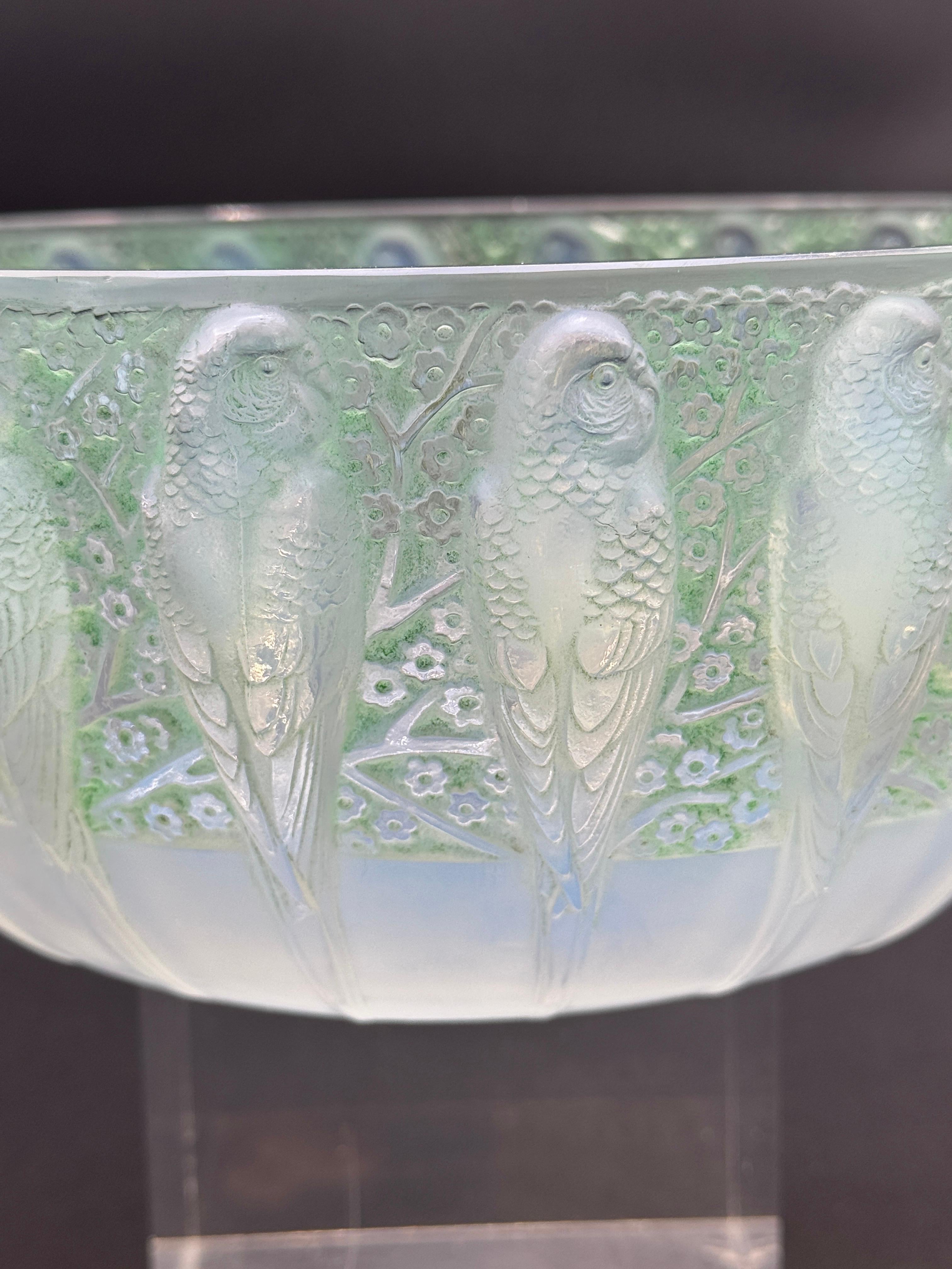 Francese una Ciotola Perruches Art Déco di Lalique in vetro opalescente. in vendita