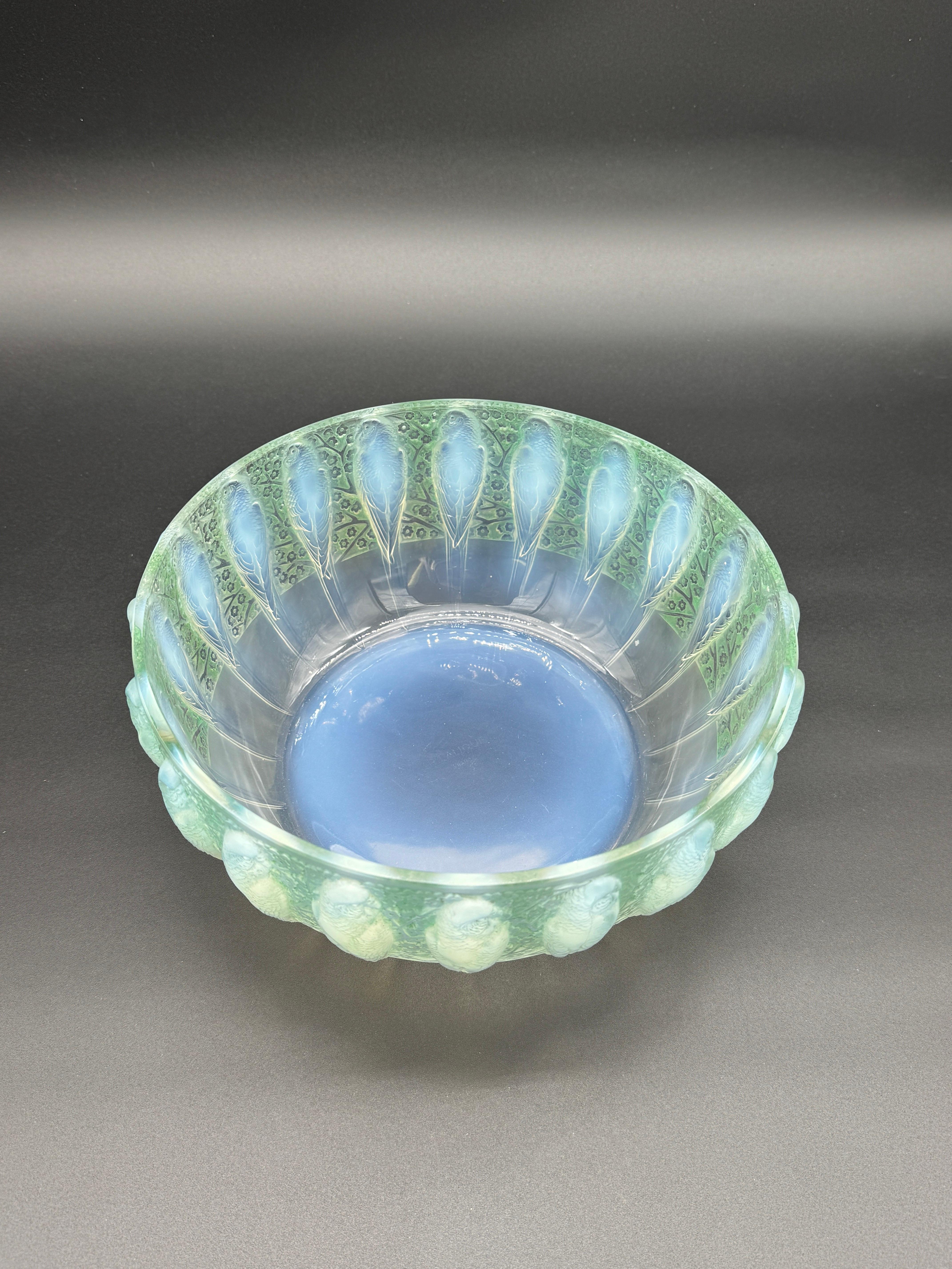 una Ciotola Perruches Art Déco di Lalique in vetro opalescente. In condizioni ottime in vendita a SAINT-OUEN-SUR-SEINE, FR