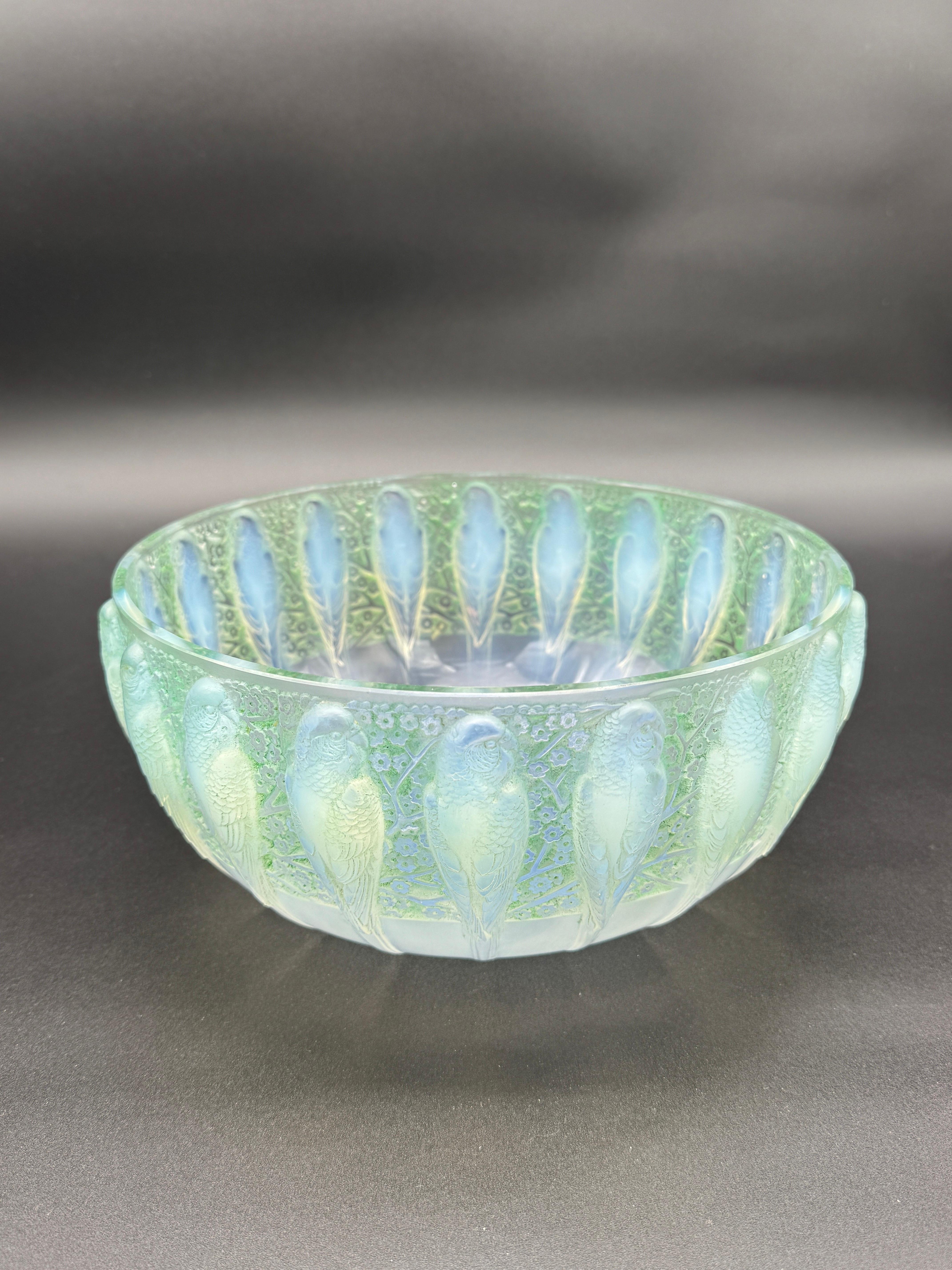 Metà XX secolo una Ciotola Perruches Art Déco di Lalique in vetro opalescente. in vendita