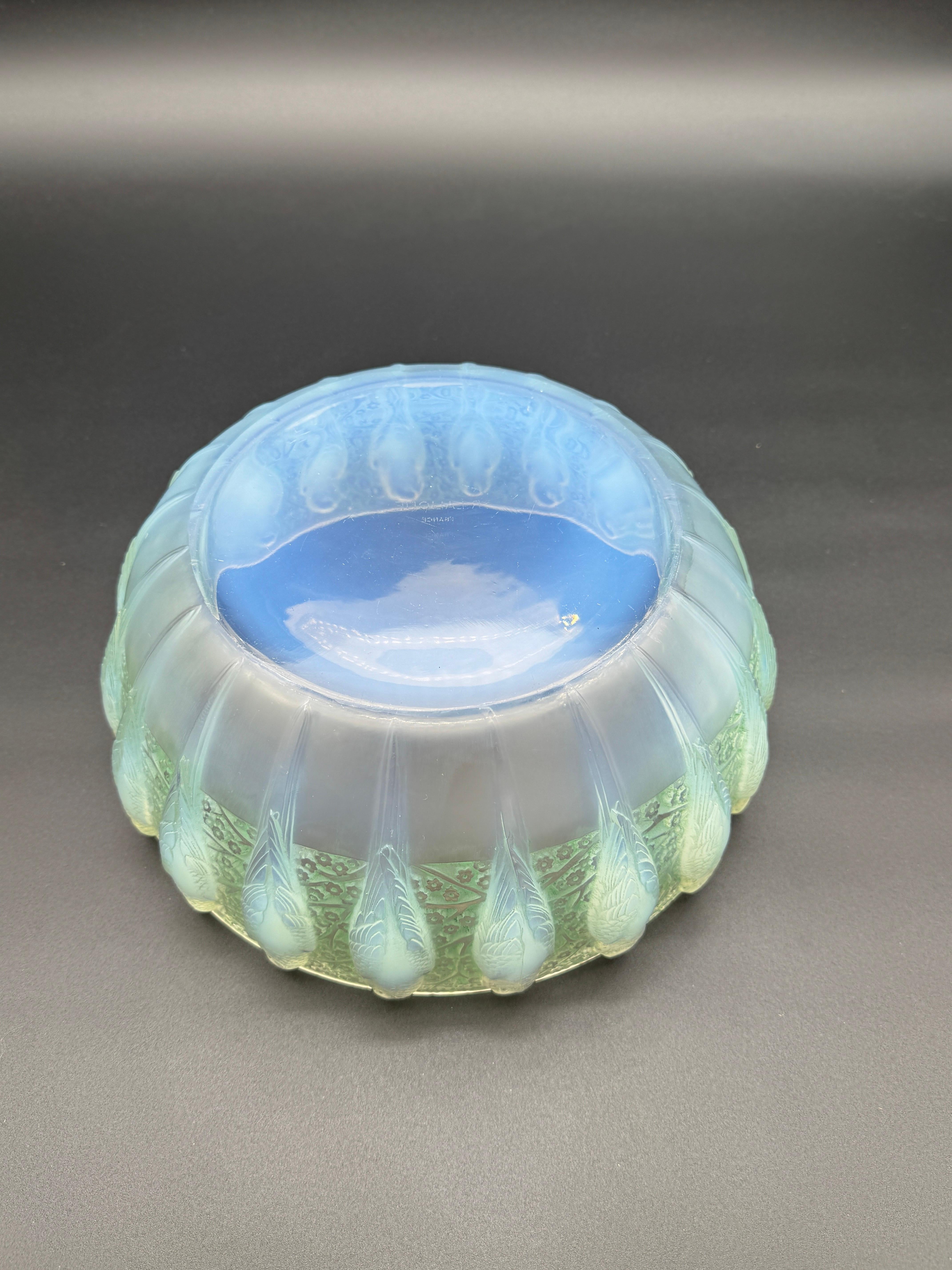 Vetro una Ciotola Perruches Art Déco di Lalique in vetro opalescente. in vendita