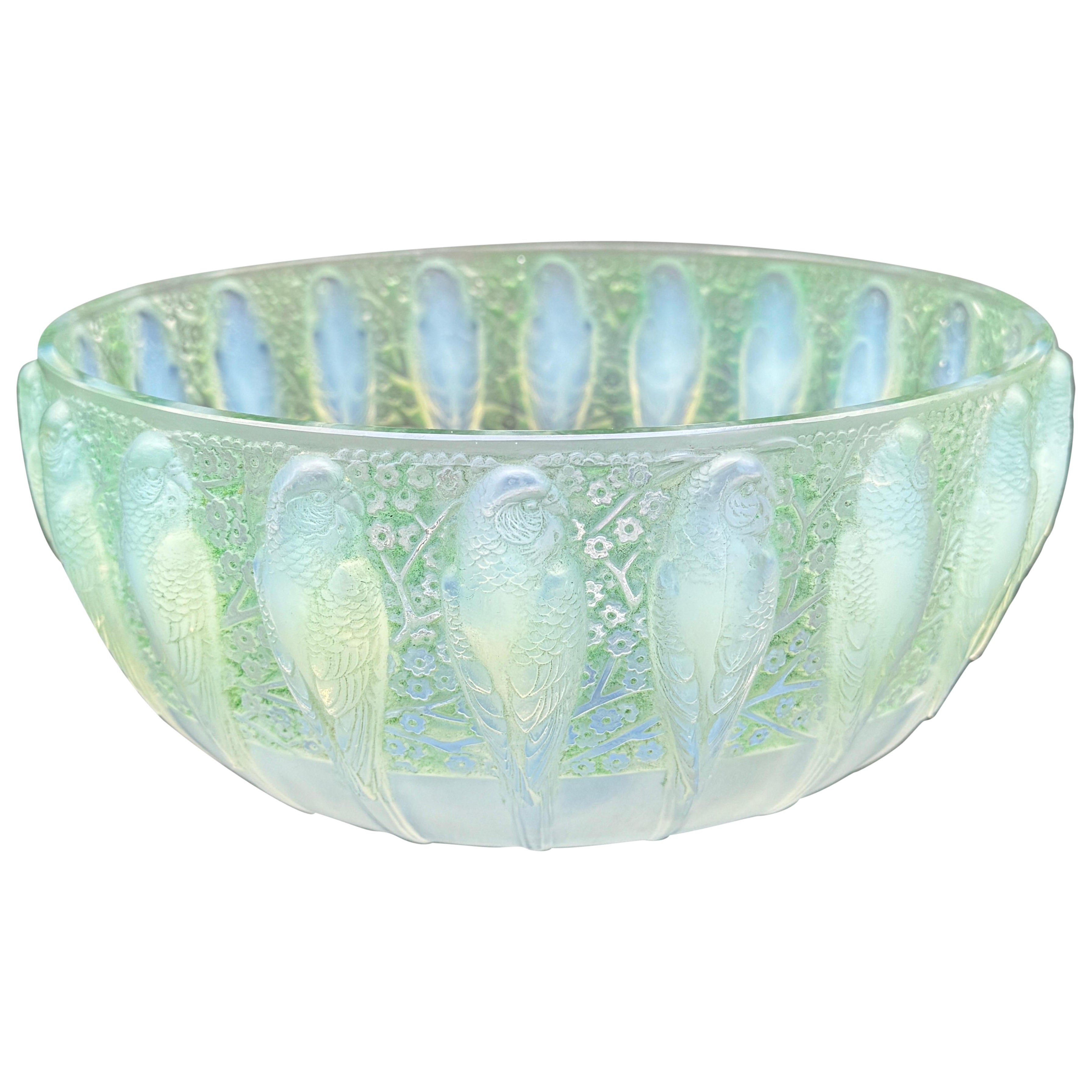 una Ciotola Perruches Art Déco di Lalique in vetro opalescente. in vendita