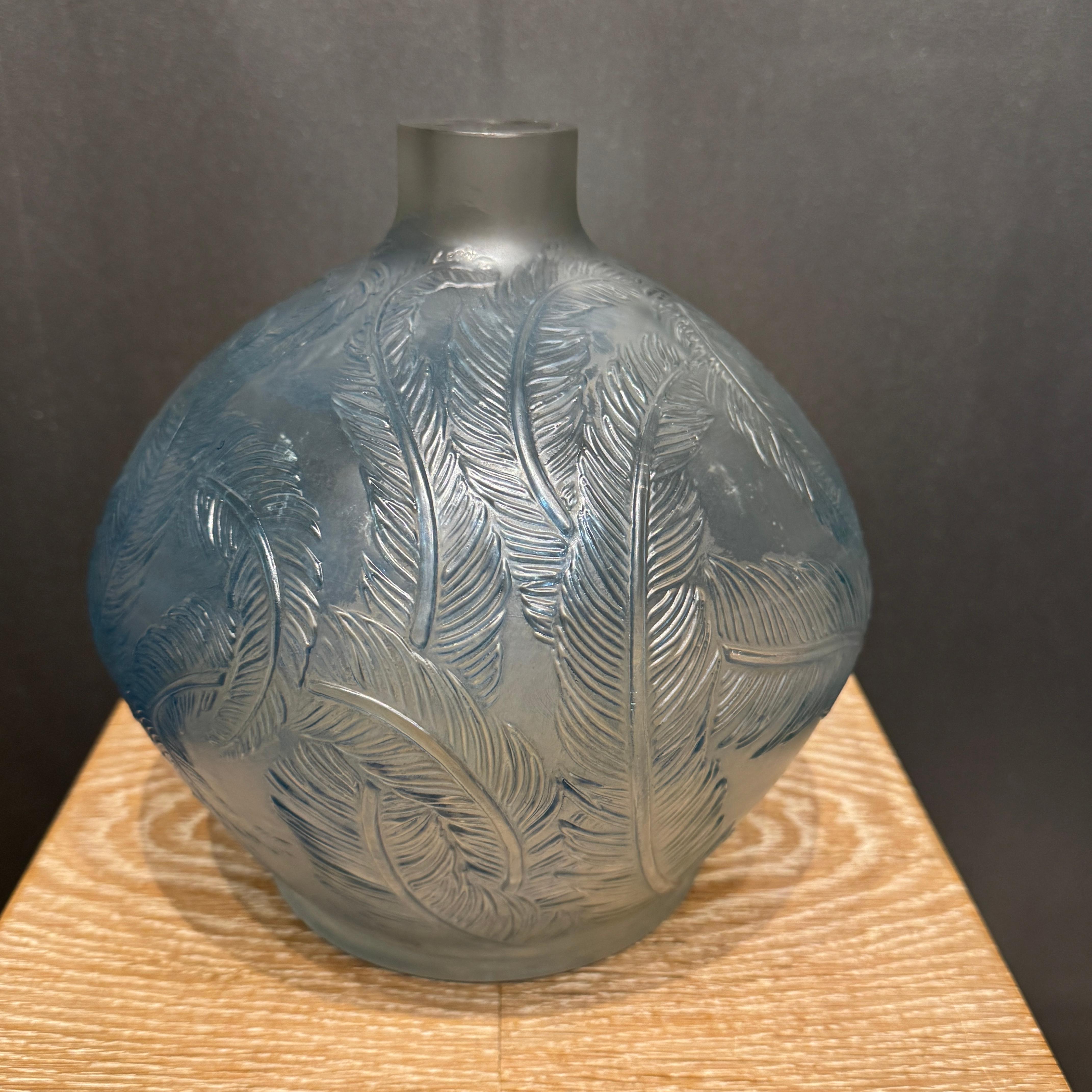 A R.Lalique Art Déco Plumes vase In Excellent Condition For Sale In SAINT-OUEN-SUR-SEINE, FR
