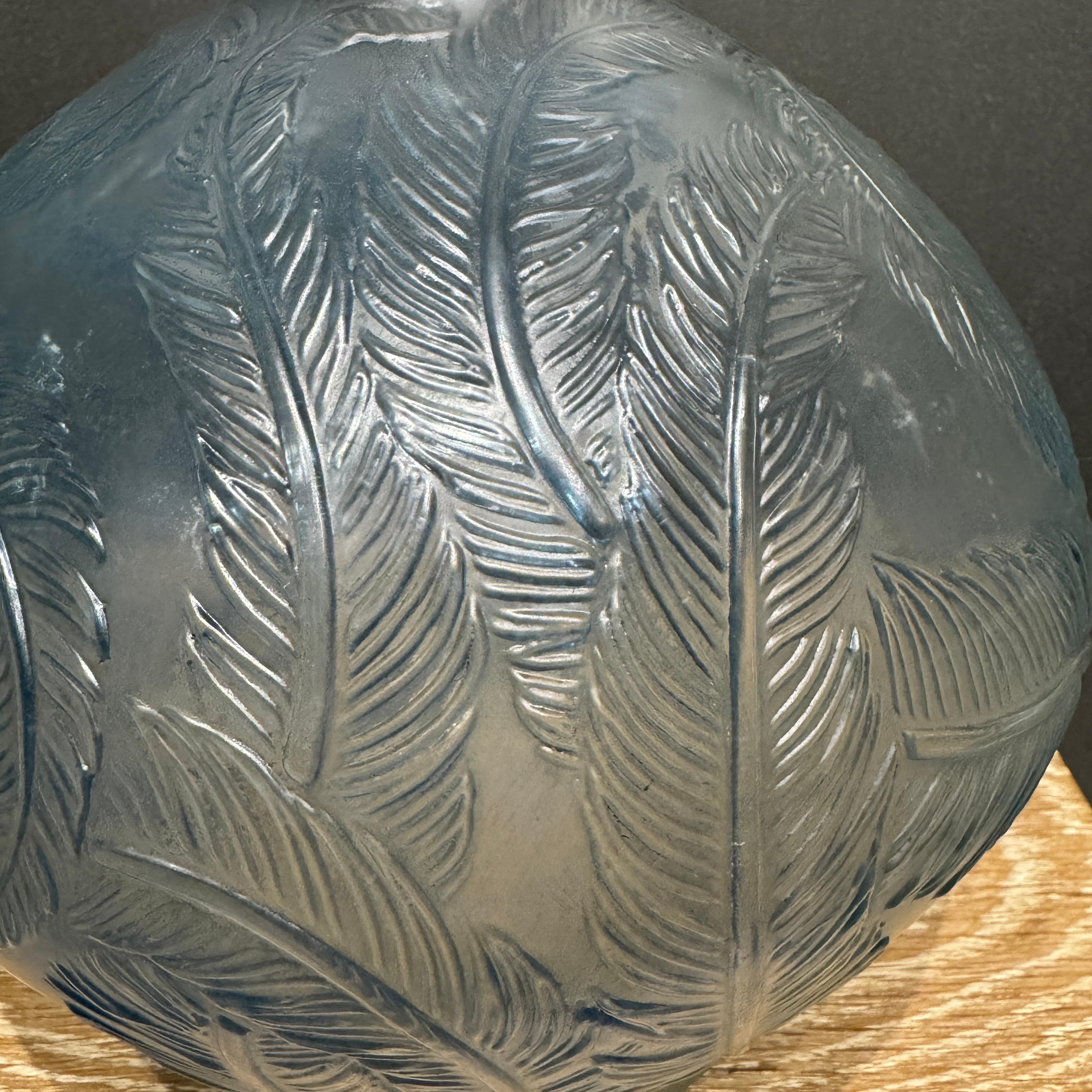 Early 20th Century A R.Lalique Art Déco Plumes vase For Sale