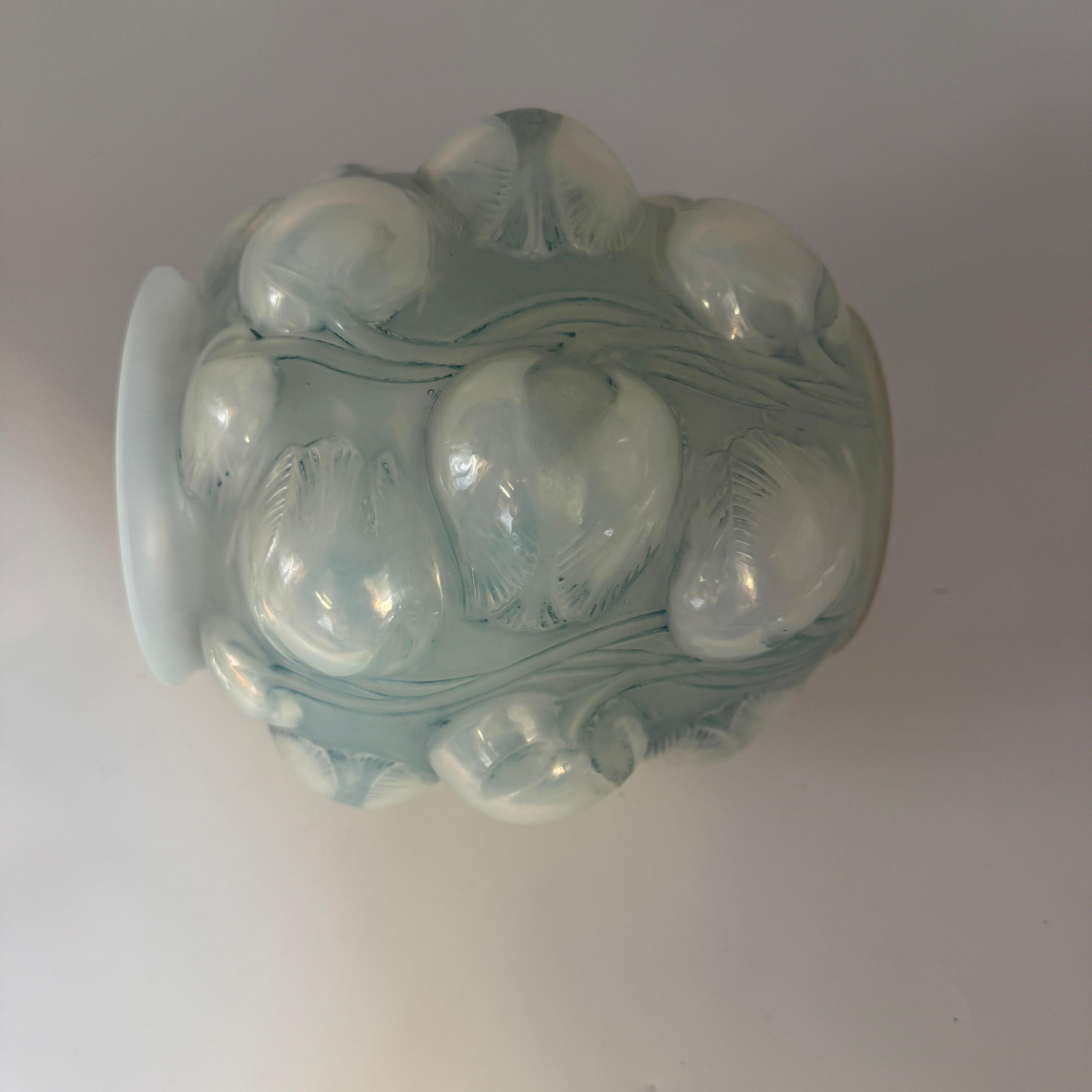 A R.Lalique Art Déco Tulip Vase For Sale 2
