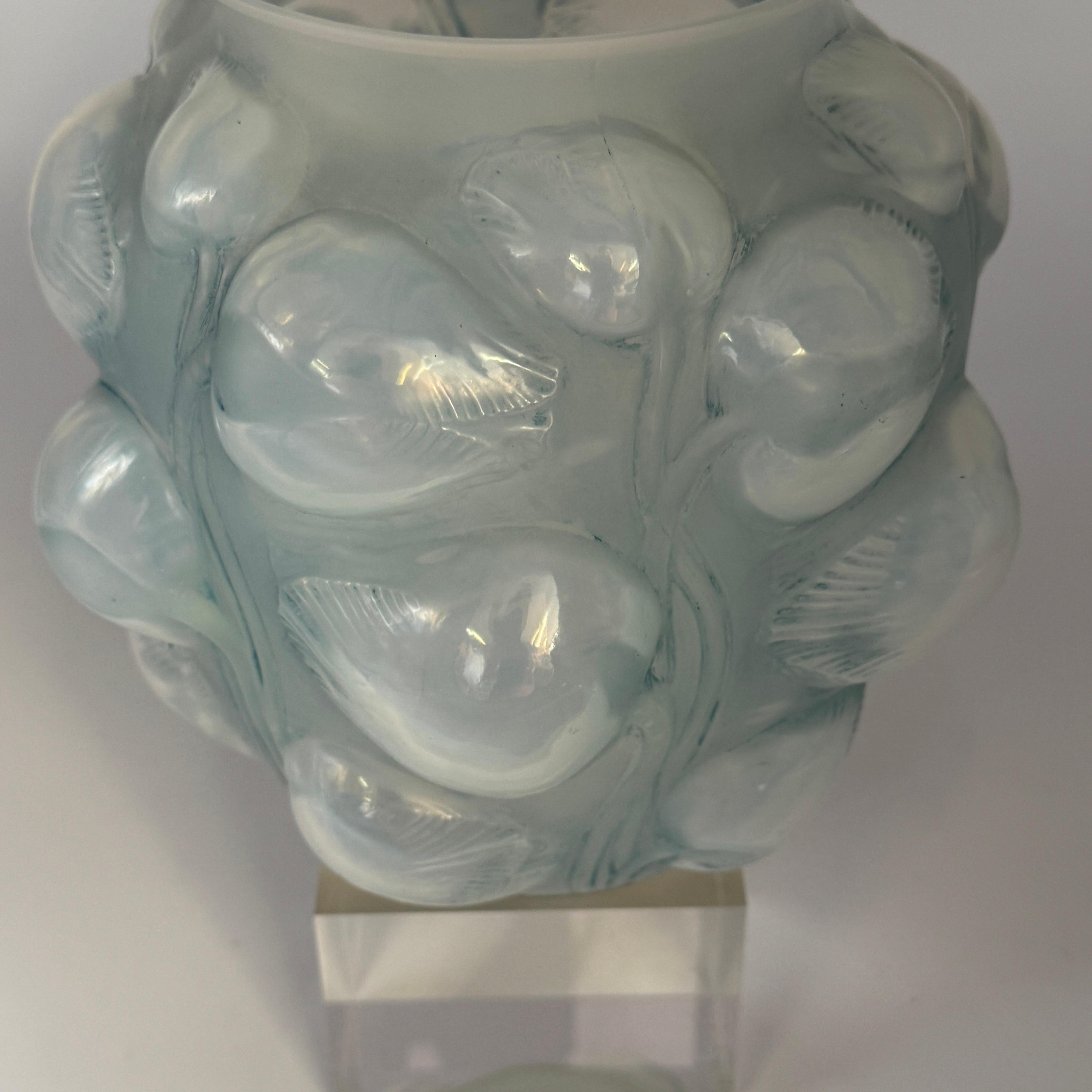 A R.Lalique Art Déco Tulip Vase For Sale 4