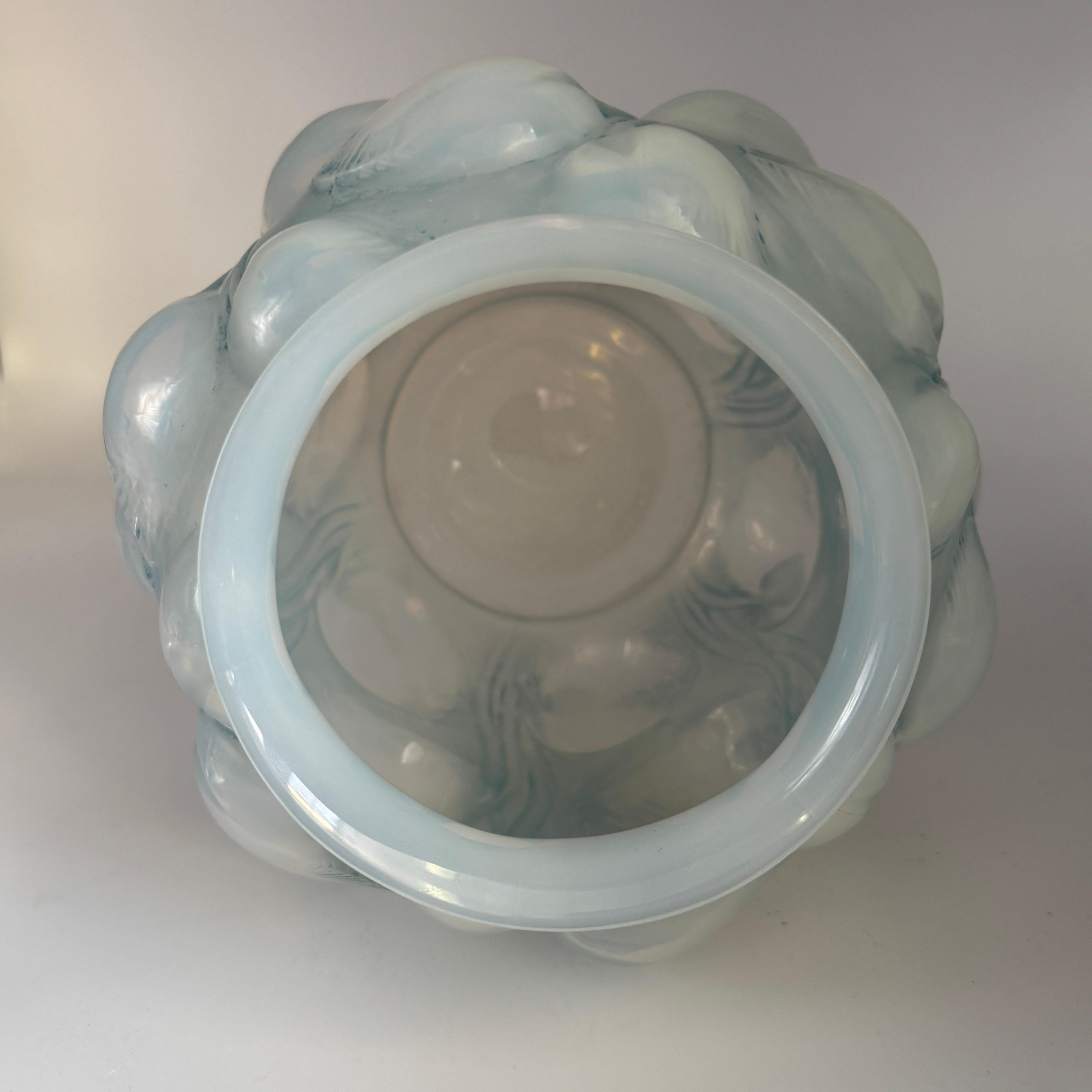 A R.Lalique Art Déco Tulip Vase In Excellent Condition For Sale In SAINT-OUEN-SUR-SEINE, FR