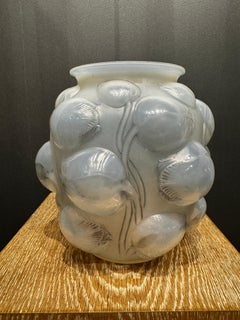 Eine Art-Déco-Vase „Tulipes“ von R. Lalique aus opalisierendem Glas.