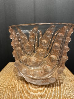 Un vaso in vetro Vichy in stile Art Déco di R. Lalique