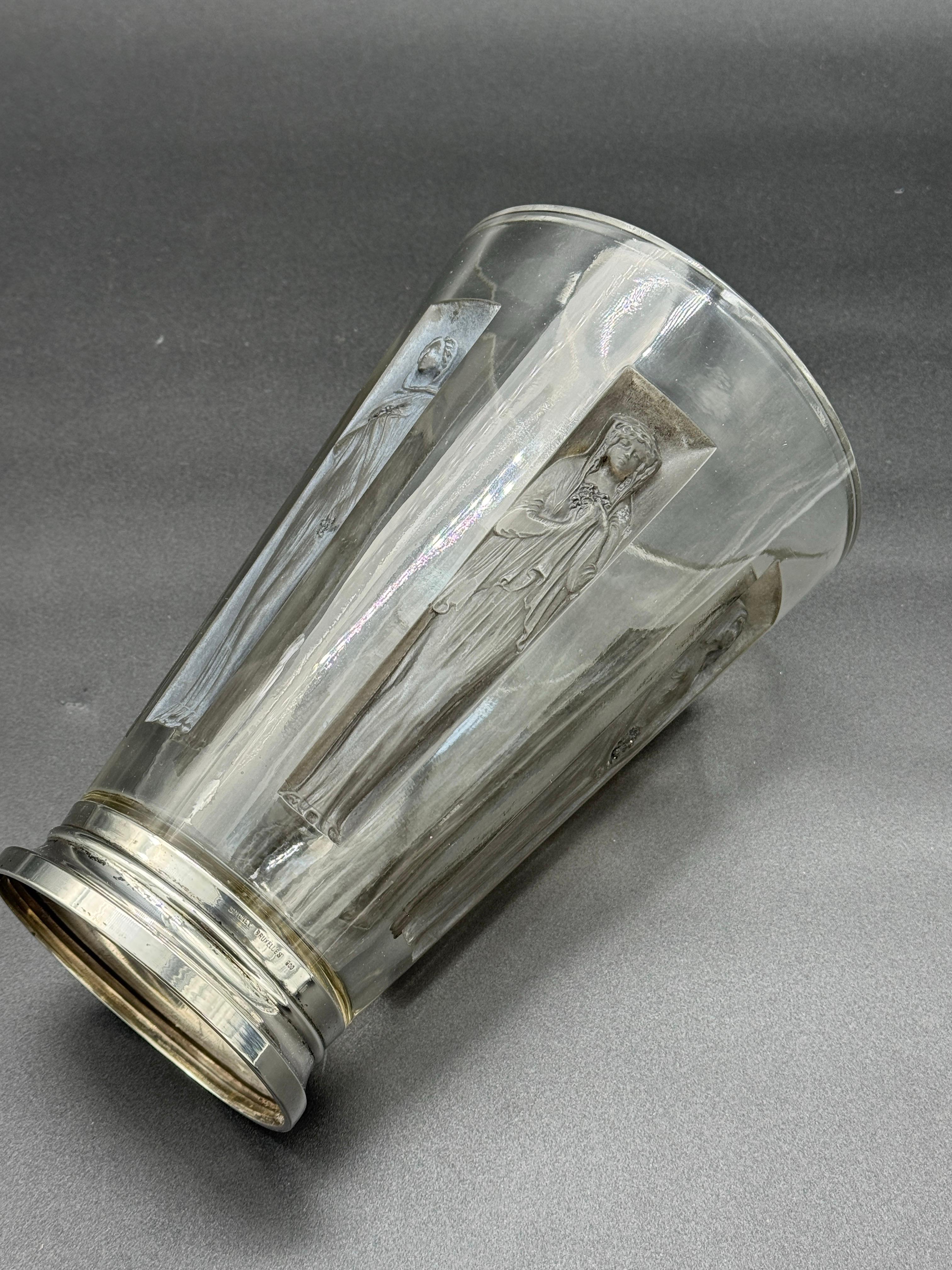 Un vaso di vetro Art Nouveau di Lalique con 6 figure. in vendita 7