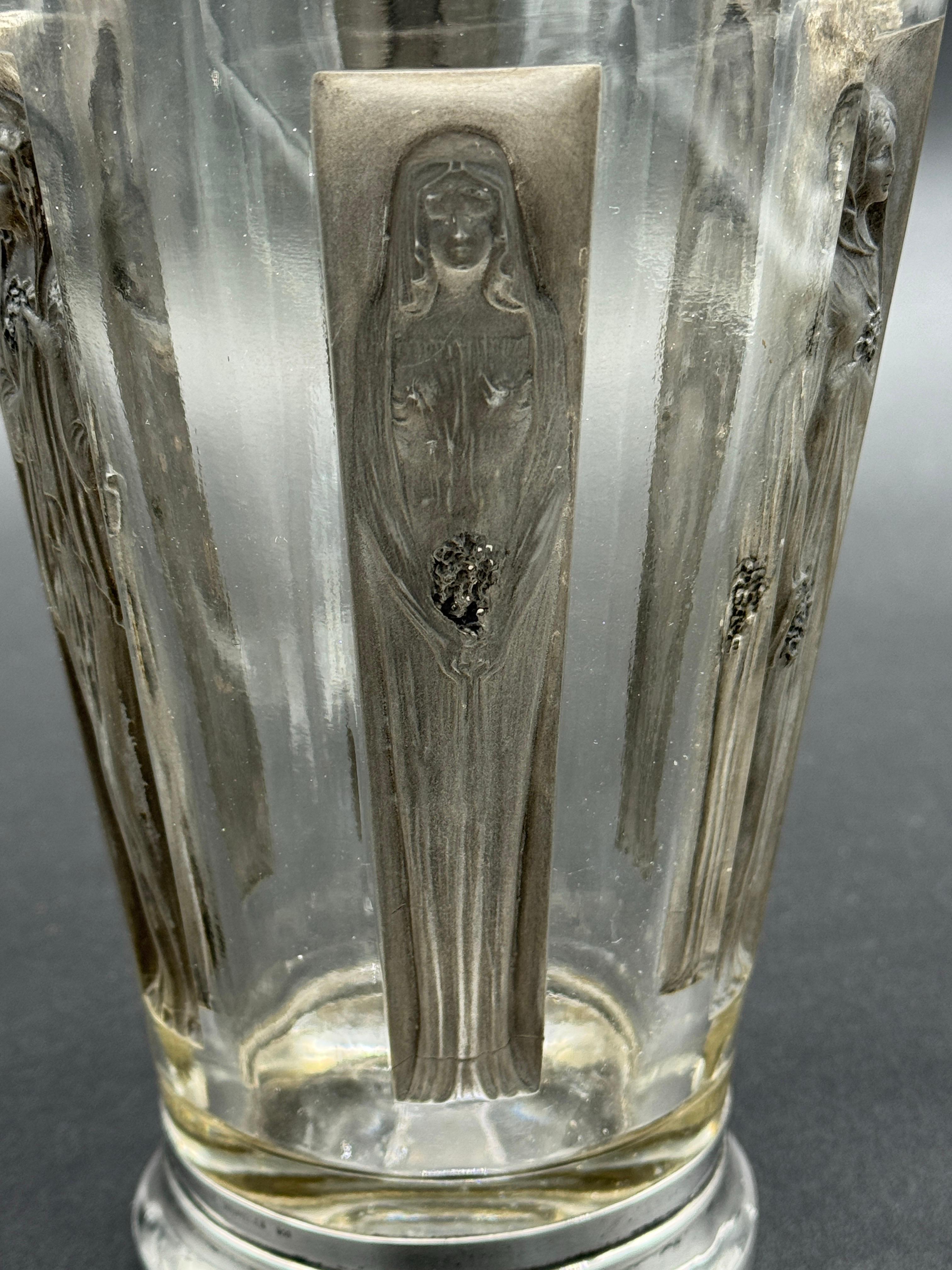 Francese Un vaso di vetro Art Nouveau di Lalique con 6 figure. in vendita