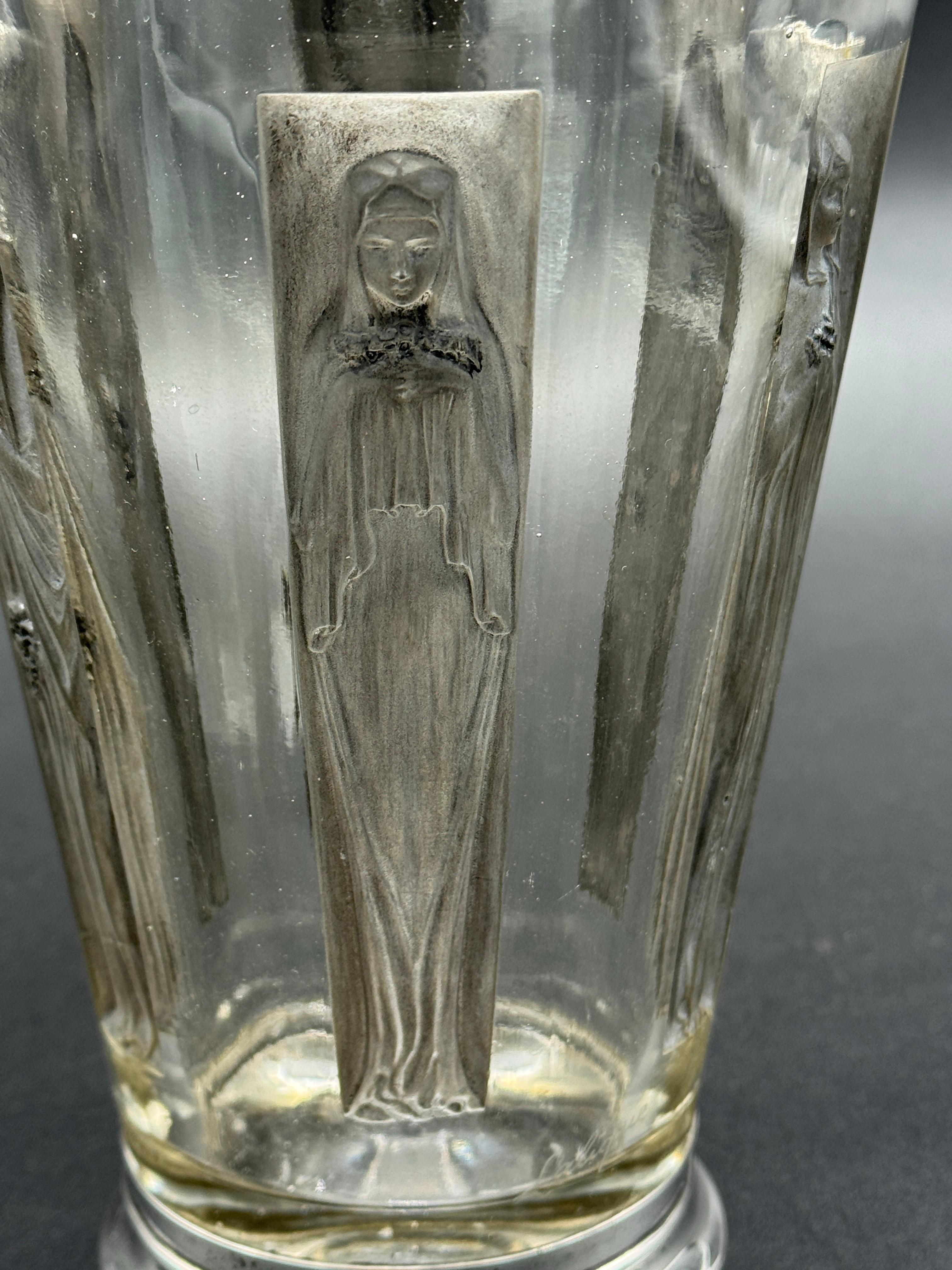 Un vaso di vetro Art Nouveau di Lalique con 6 figure. In condizioni ottime in vendita a SAINT-OUEN-SUR-SEINE, FR
