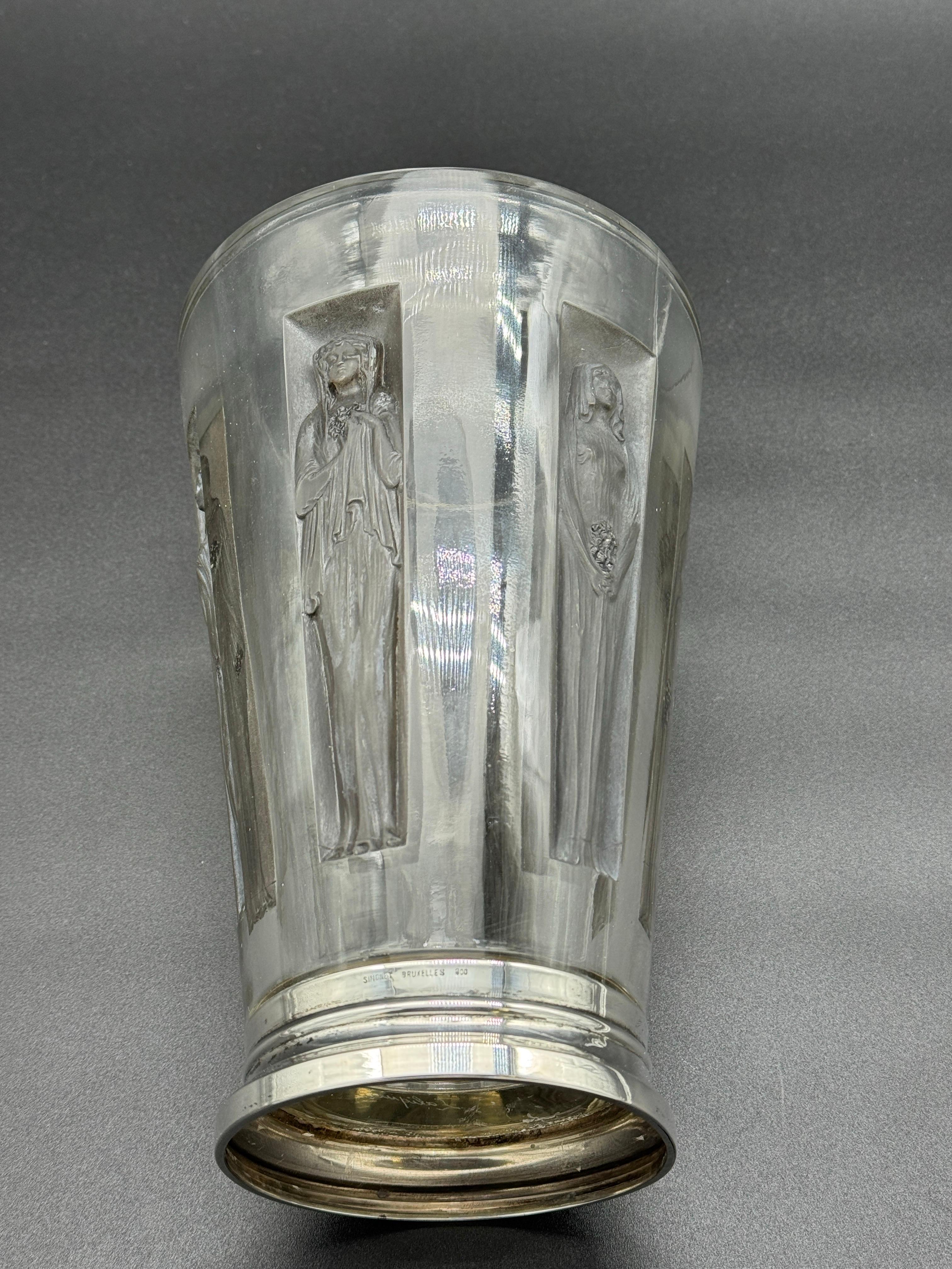 Inizio XX secolo Un vaso di vetro Art Nouveau di Lalique con 6 figure. in vendita