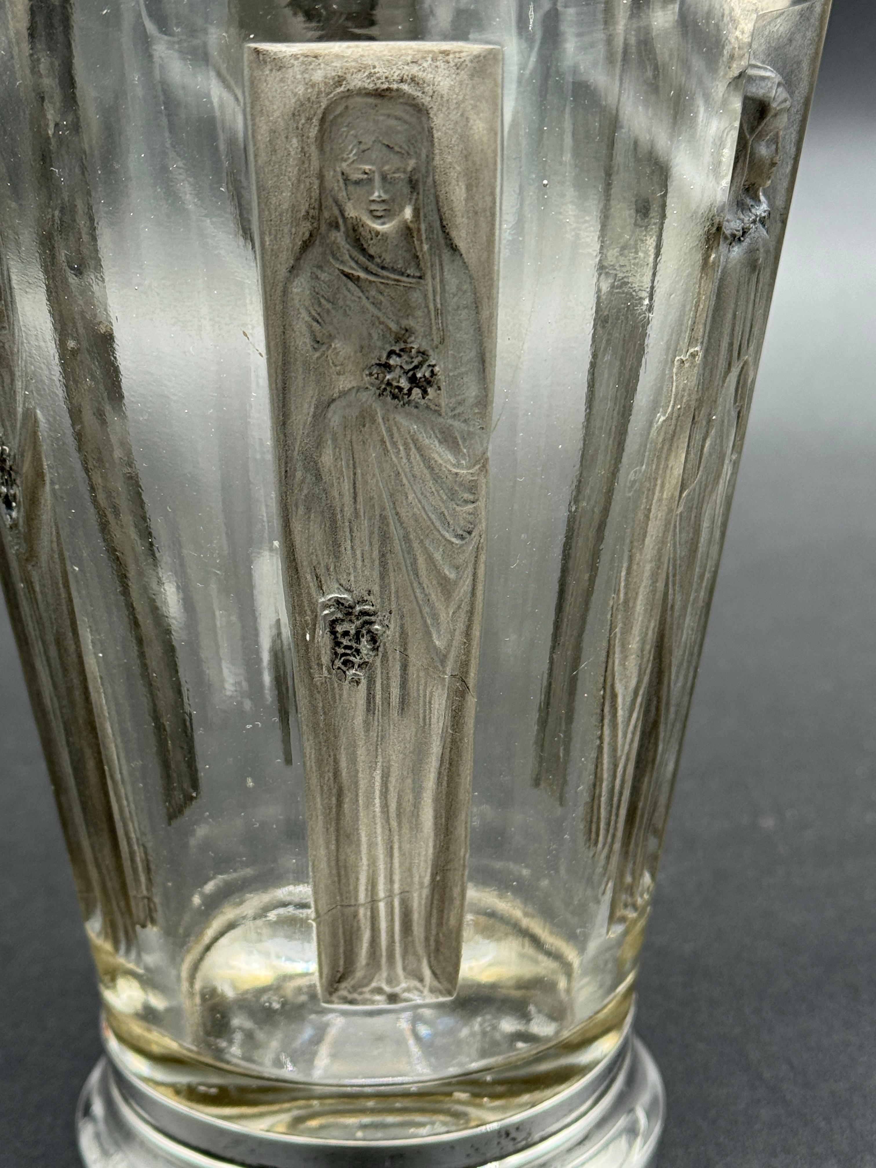 Vetro Un vaso di vetro Art Nouveau di Lalique con 6 figure. in vendita