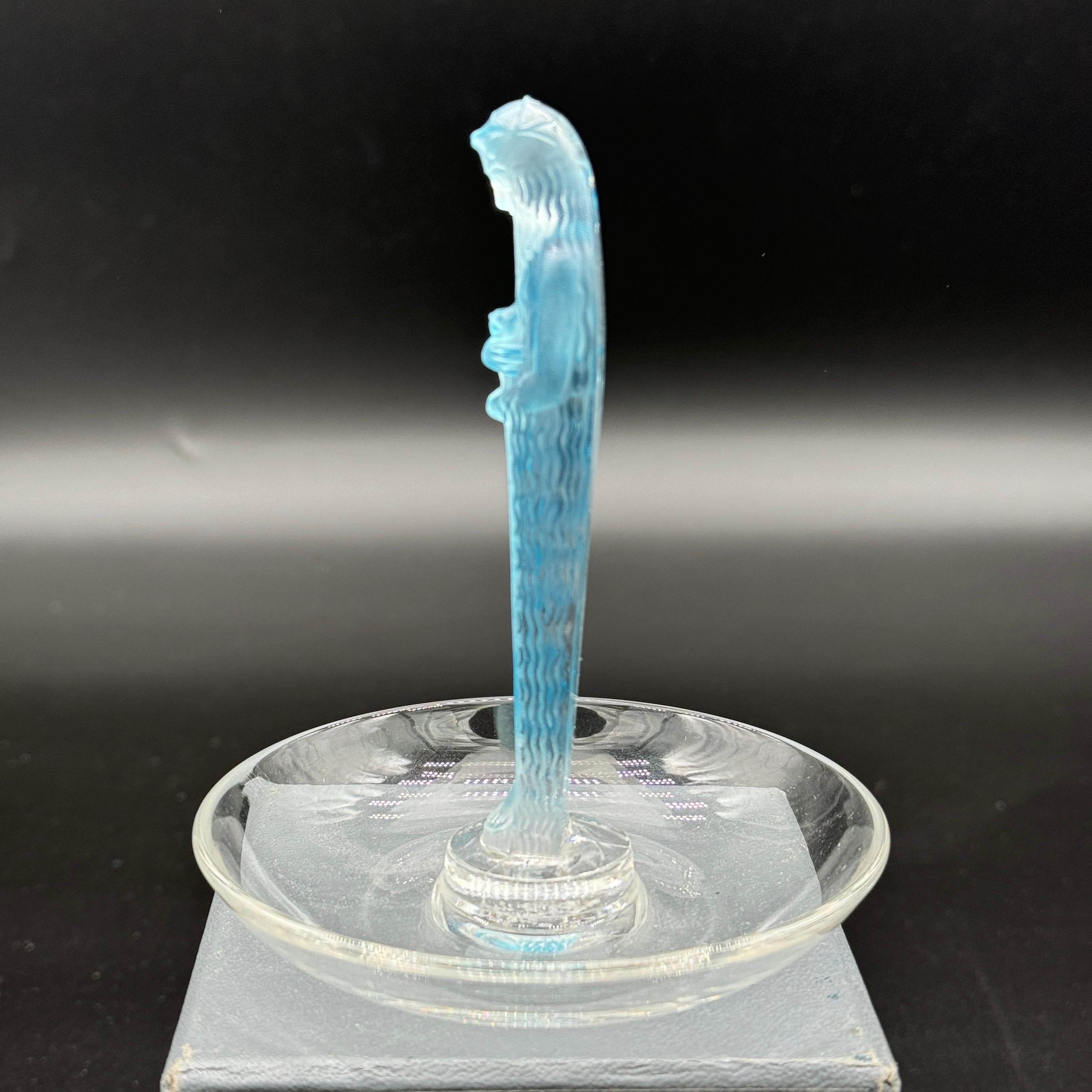 À very interesting  ashtray made after the Fountain  Lalique created for the 1925 Paris exhibition and which could be bought in the Lalique showrooms
of the exhibition .