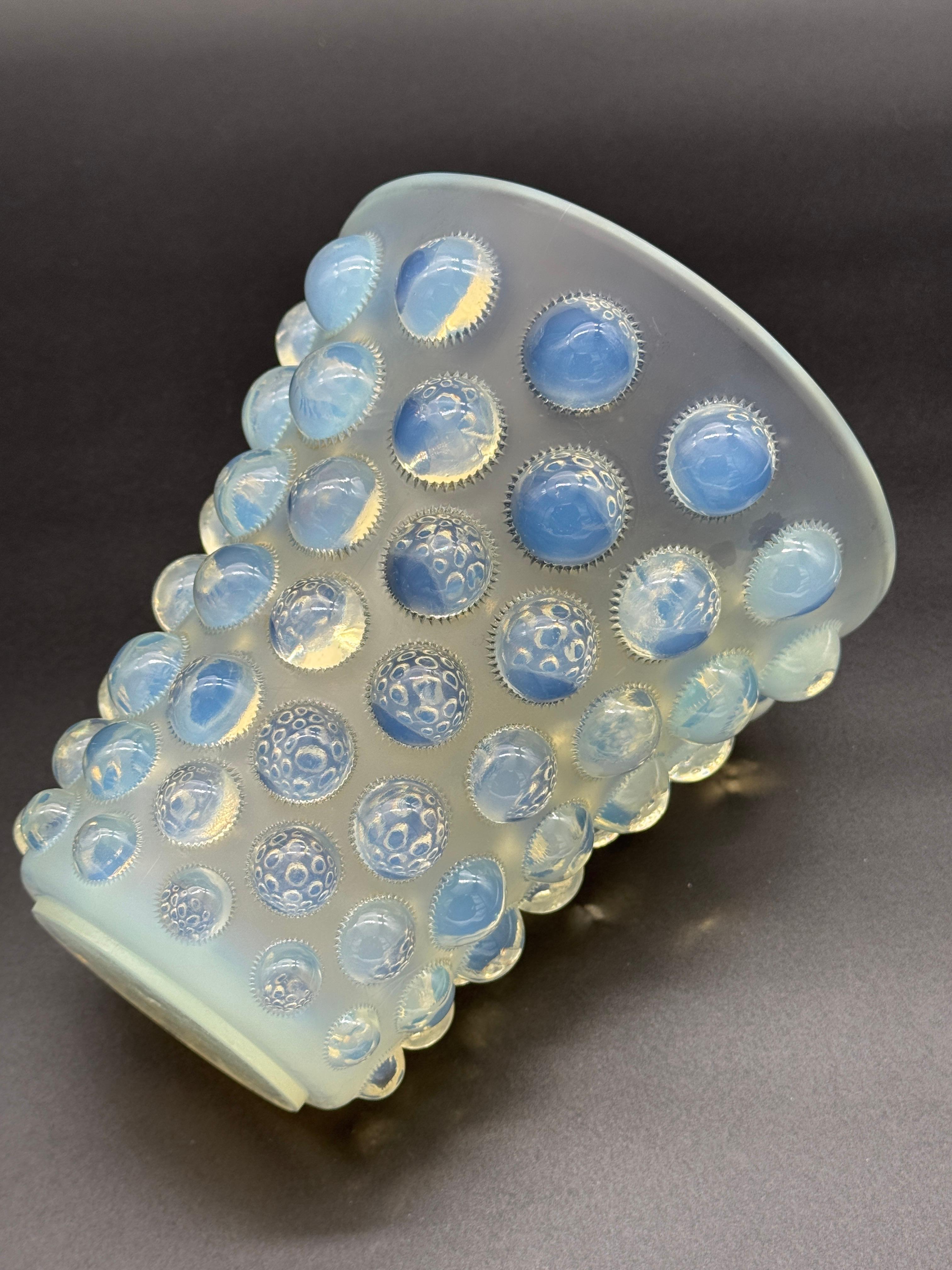 A R.Lalique Bamako Art Déco opalescent Glass Vase . in vendita 3