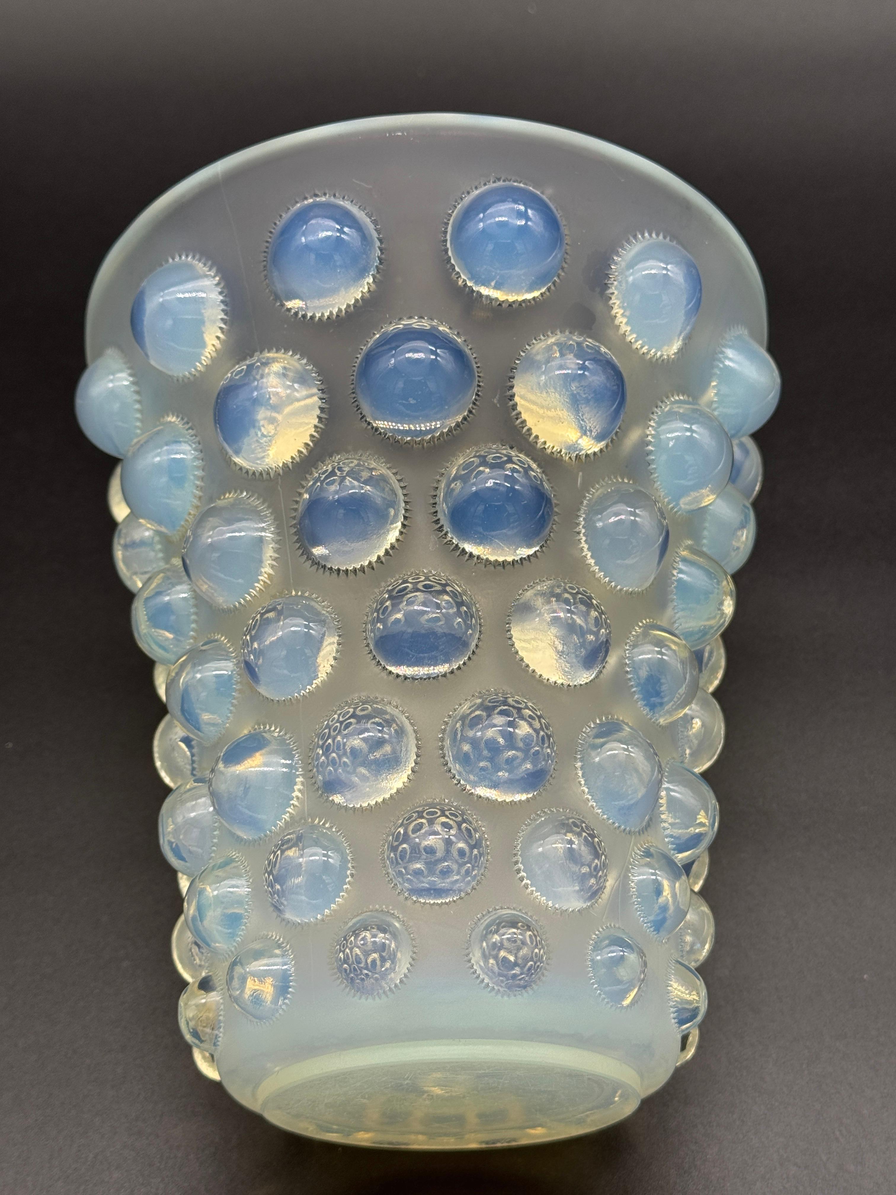 A R.Lalique Bamako Art Déco opalescent Glass Vase . in vendita 4