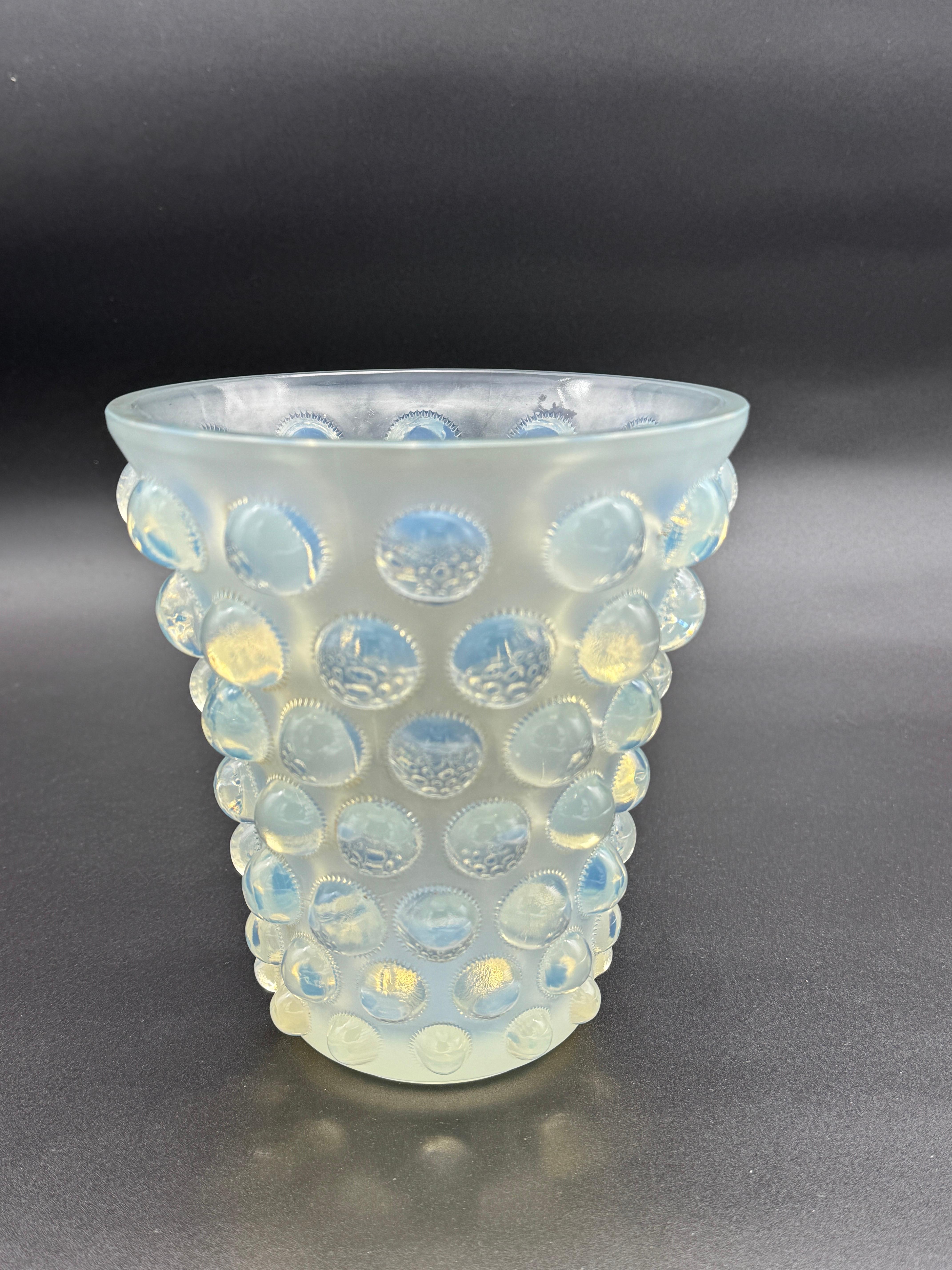 Il vaso Bamako è stato creato nel 1934 da R.Lalique in vetro bianco.

Questo esemplare è in vetro opalescente e in ottime condizioni.

Il vaso è firmato a lettere cubitali sabbiate.