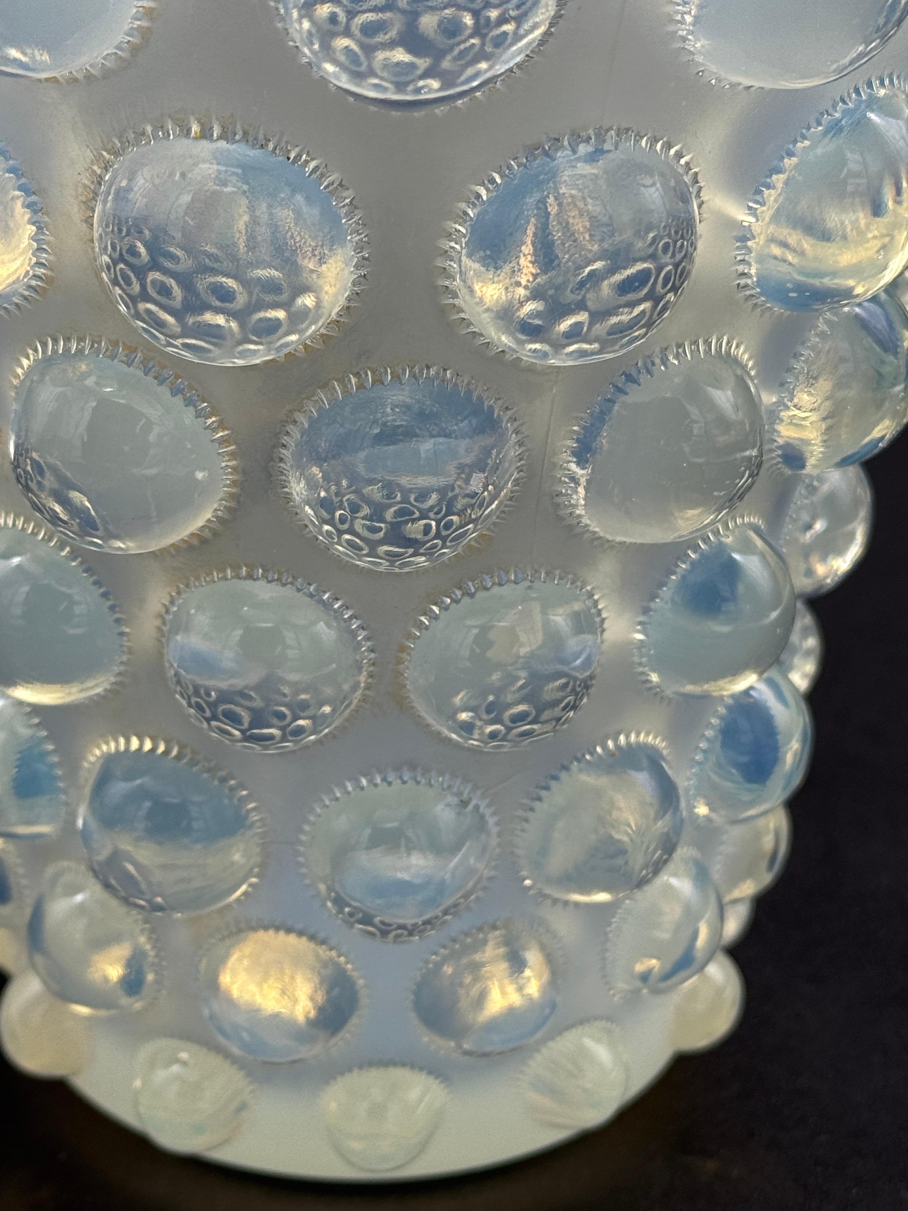 Francese A R.Lalique Bamako Art Déco opalescent Glass Vase . in vendita