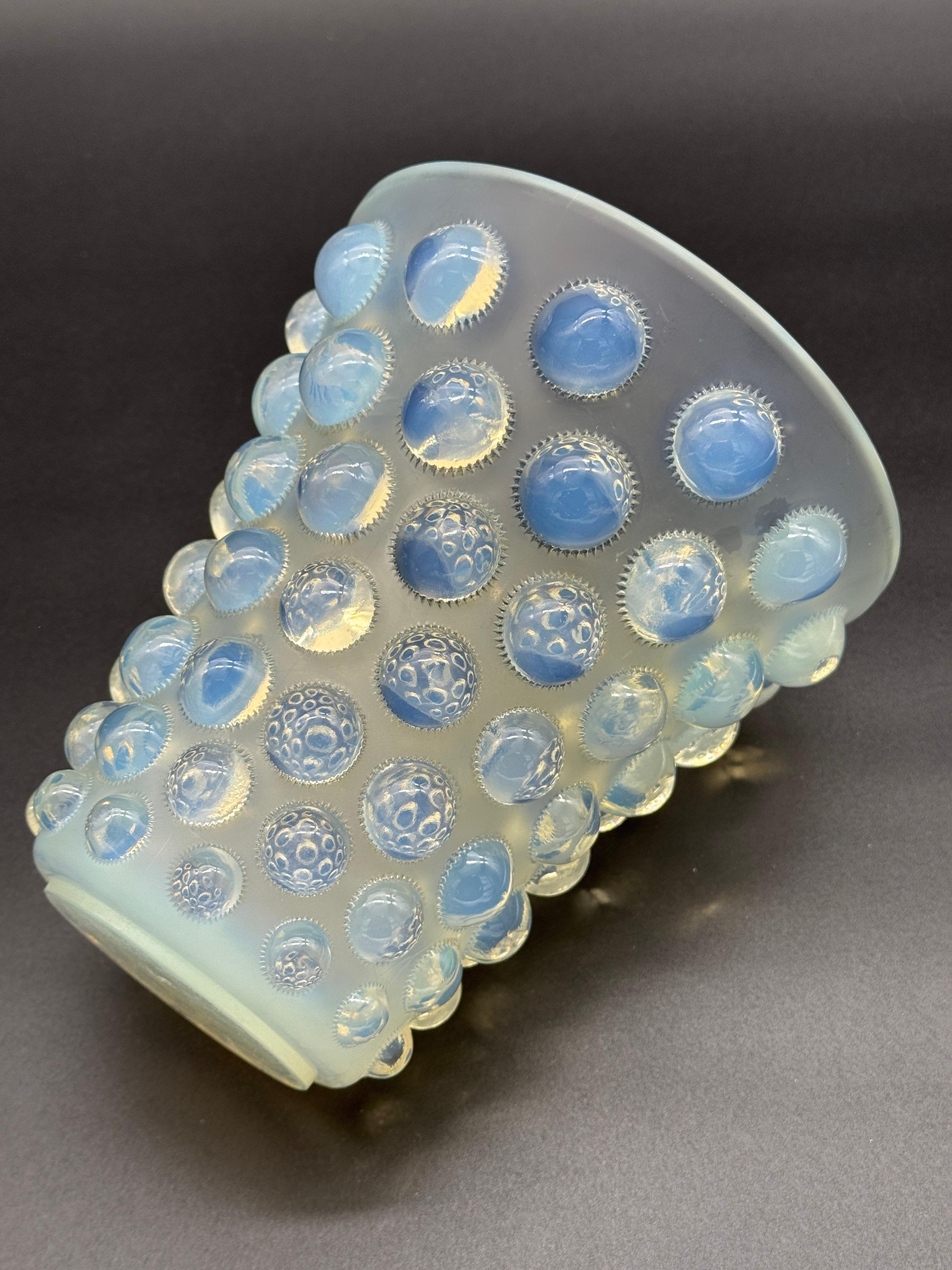 Stampato A R.Lalique Bamako Art Déco opalescent Glass Vase . in vendita