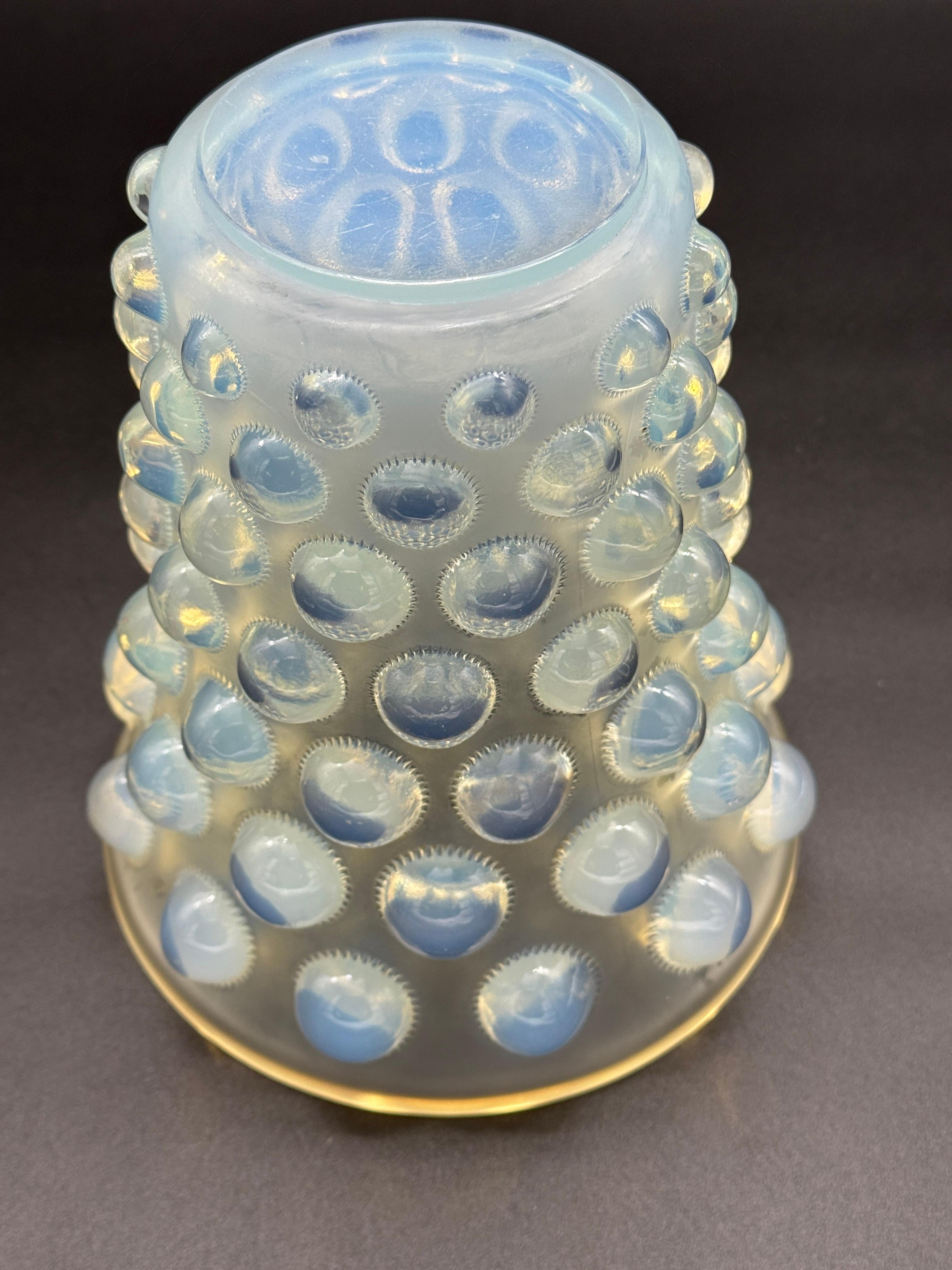 A R.Lalique Bamako Art Déco opalescent Glass Vase . In condizioni ottime in vendita a SAINT-OUEN-SUR-SEINE, FR