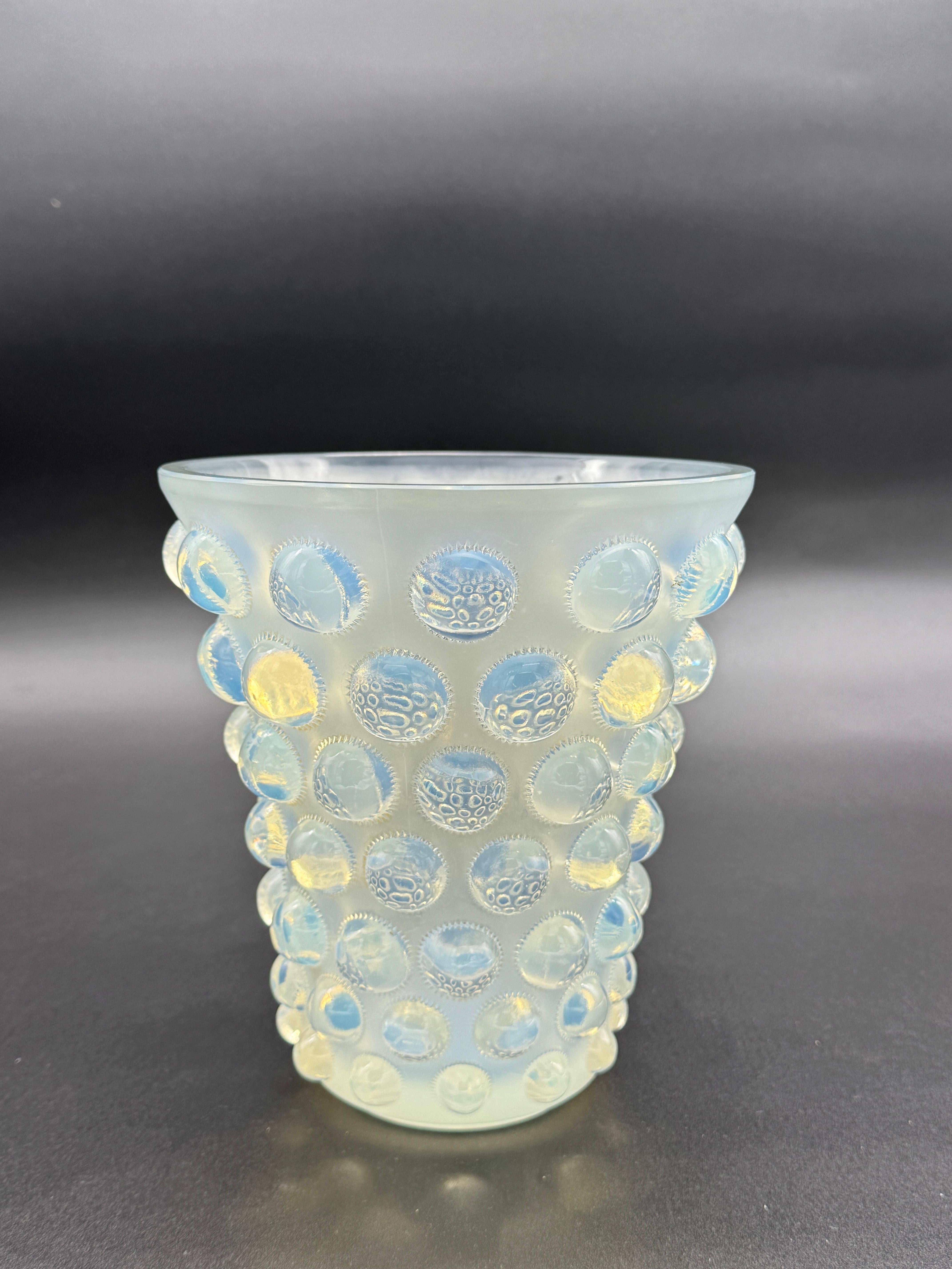 Metà XX secolo A R.Lalique Bamako Art Déco opalescent Glass Vase . in vendita