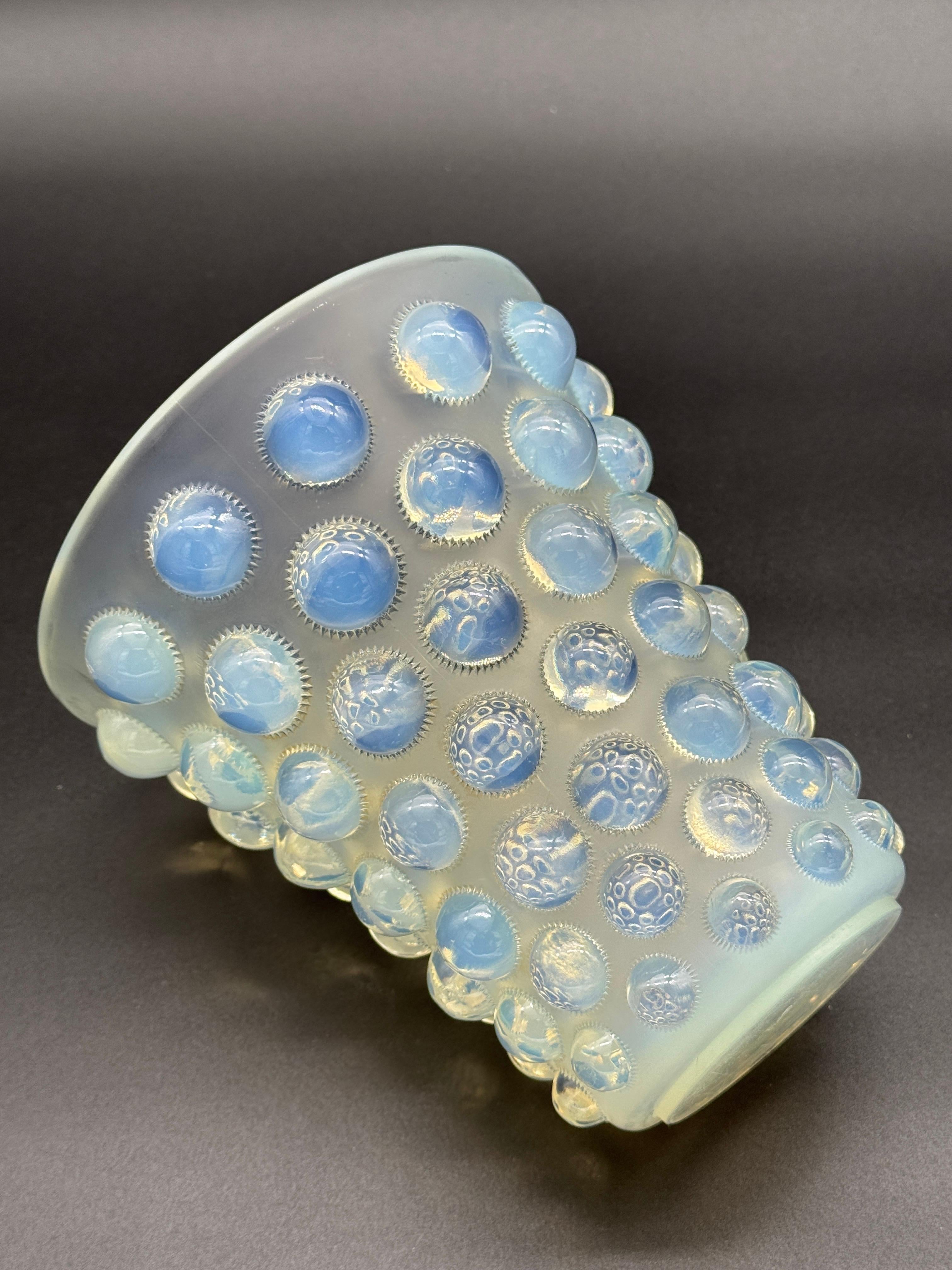 A R.Lalique Bamako Art Déco opalescent Glass Vase . in vendita 1