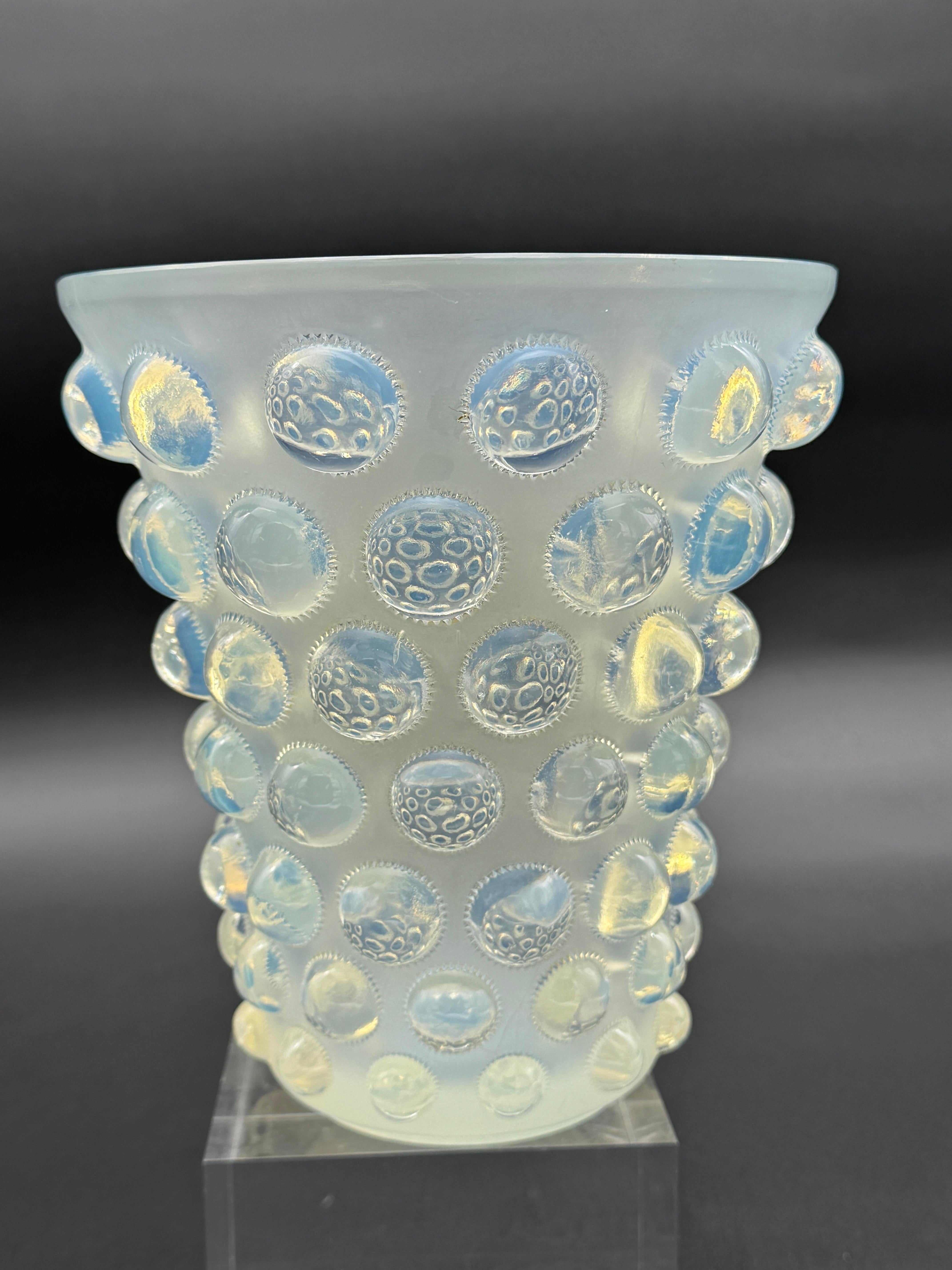 A R.Lalique Bamako Art Déco opalescent Glass Vase . in vendita 2