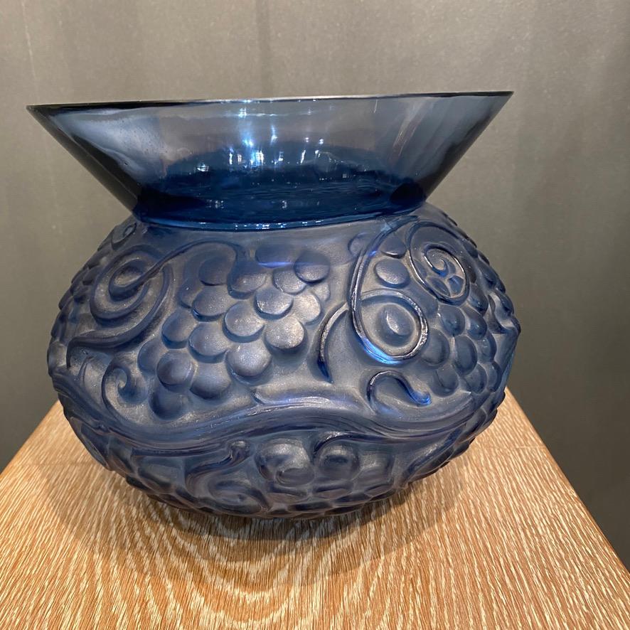 Il vaso Fontainebleau è realizzato in vetro blu intenso, uno dei colori più popolari di R.Lalique.

L'ampio collo è svasato sopra il disegno dell'uva che è  vorticando intorno al corpo del vaso.

Il collo è stato perfettamente conservato ed è in