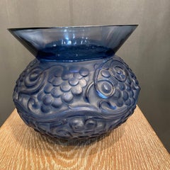 Vase Fontainebleau en verre bleu de R.Lalique