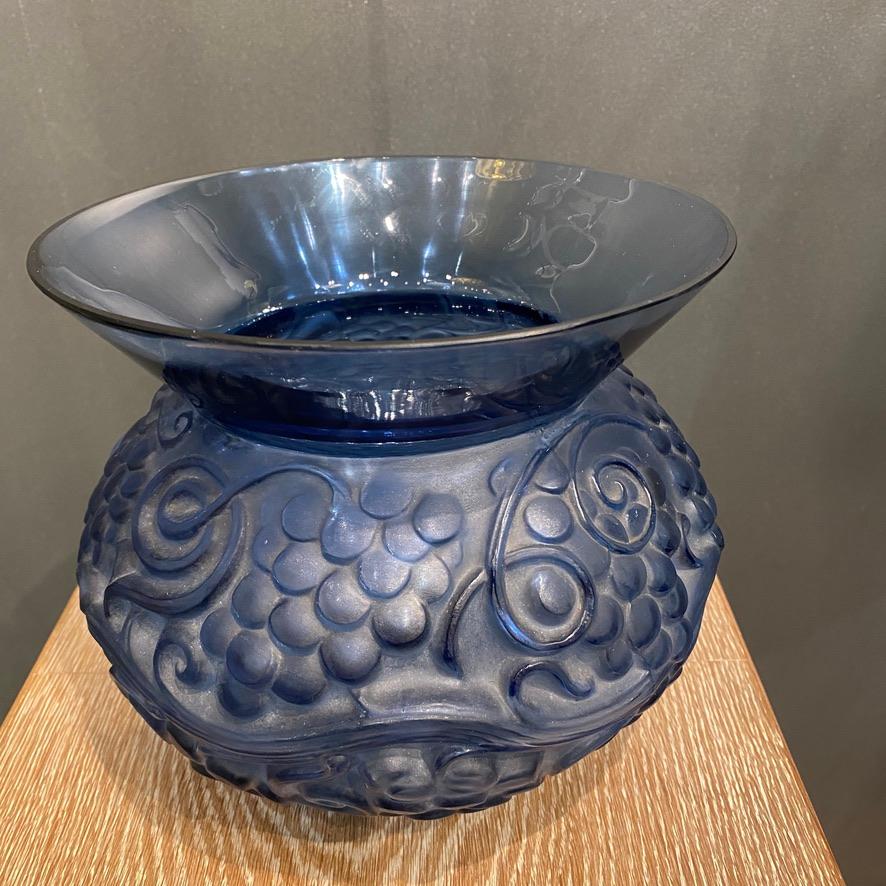 Art Déco Un vaso Fontainebleau in vetro blu di R.Lalique in vendita