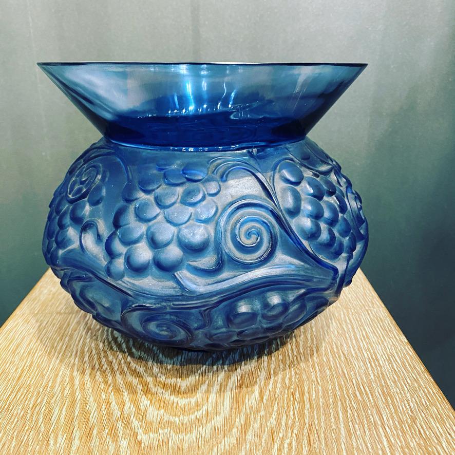 Francese Un vaso Fontainebleau in vetro blu di R.Lalique in vendita