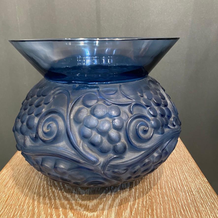 Stampato Un vaso Fontainebleau in vetro blu di R.Lalique in vendita