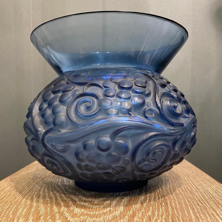 Un vaso Fontainebleau in vetro blu di R.Lalique In condizioni ottime in vendita a SAINT-OUEN-SUR-SEINE, FR
