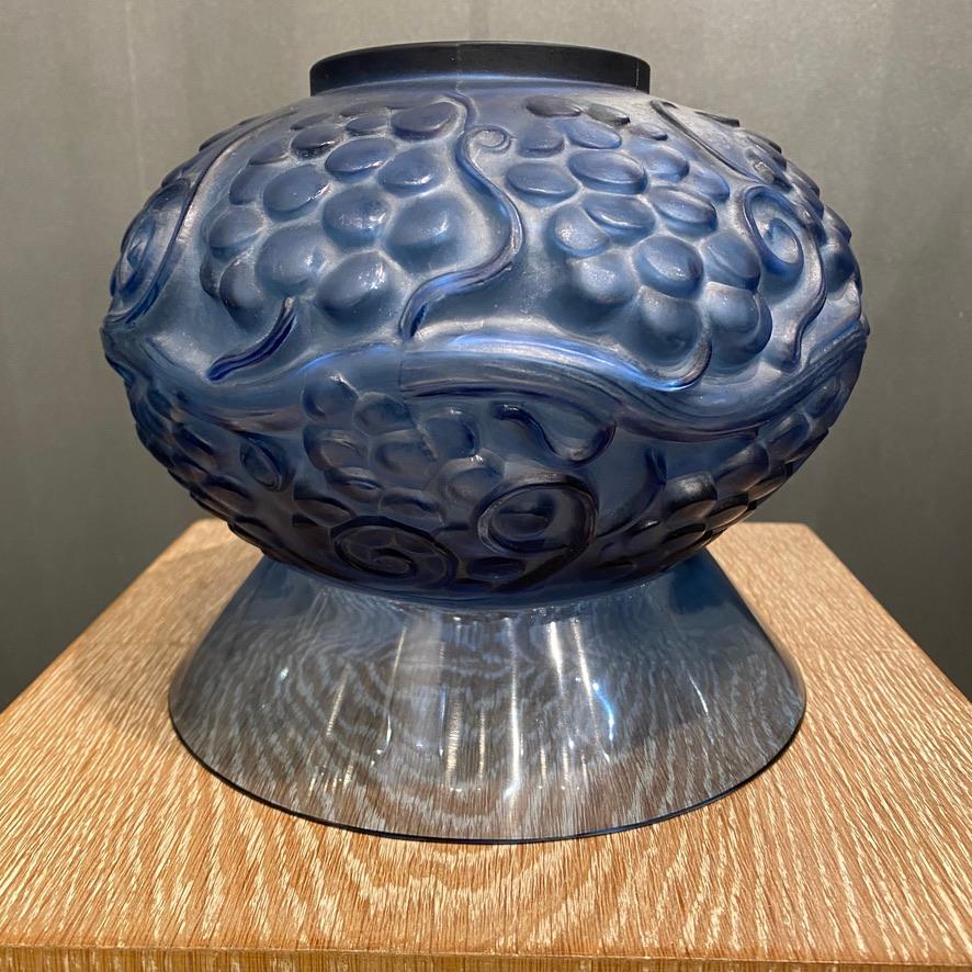 Metà XX secolo Un vaso Fontainebleau in vetro blu di R.Lalique in vendita
