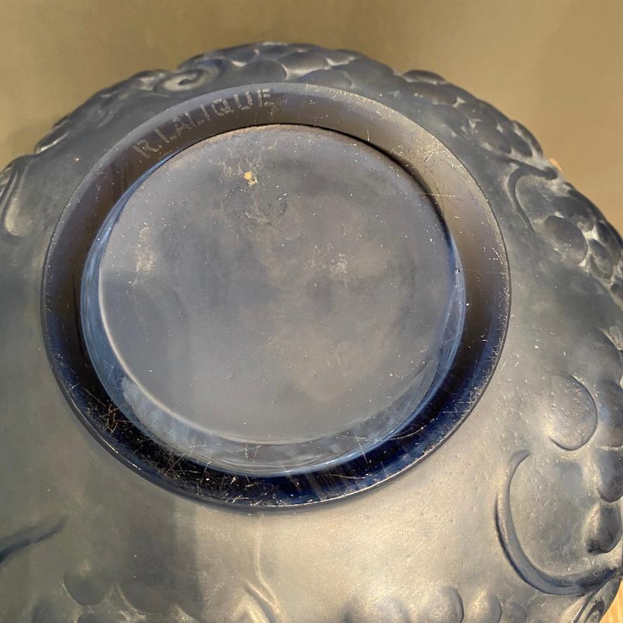 Vetro Un vaso Fontainebleau in vetro blu di R.Lalique in vendita