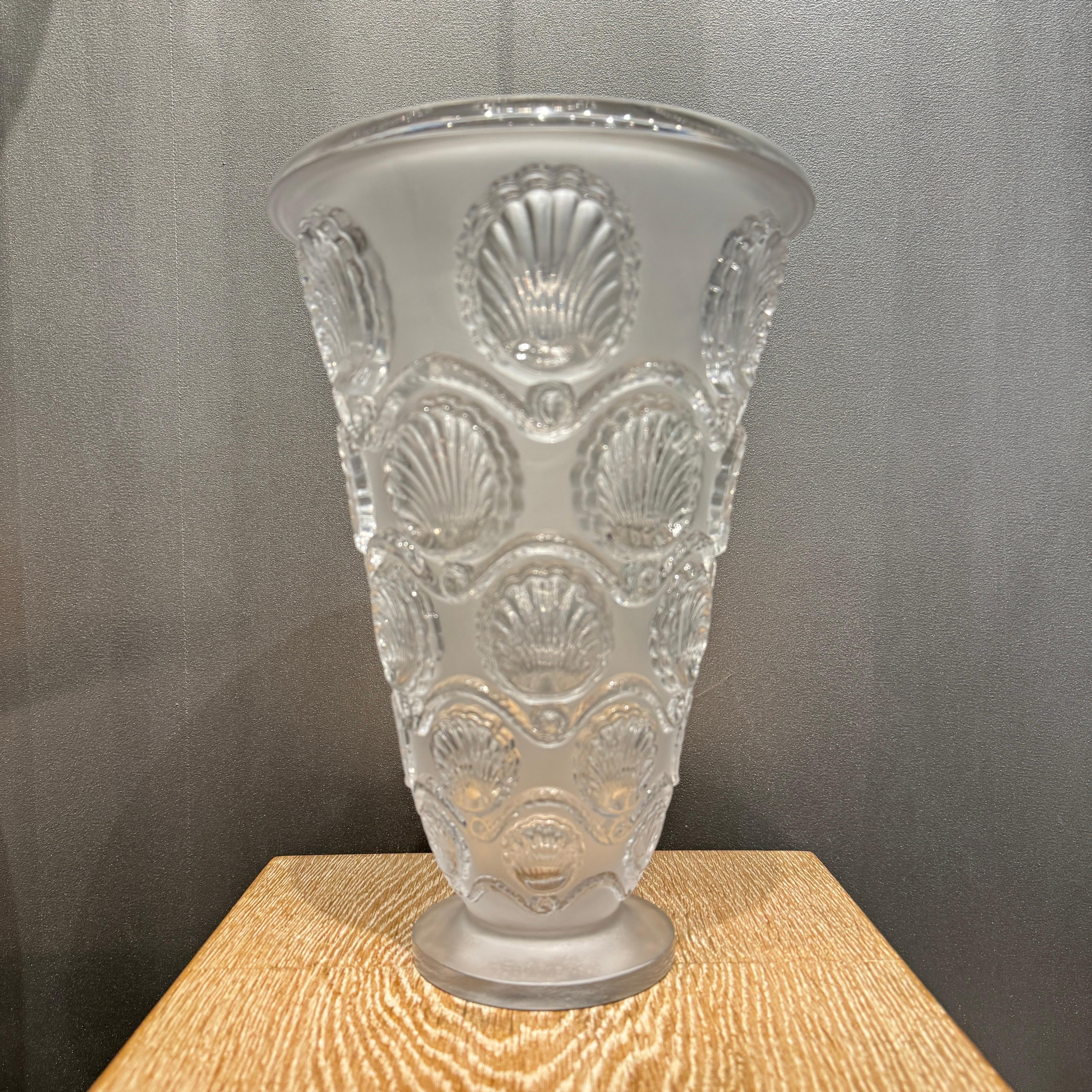 Il vaso cancale è stato creato nel 1942 da R.Lalique solo in vetro bianco.

Il vaso è alto 30 cm ed è decorato in modo impressionante con conchiglie e nastri in uno spirito molto neo classico.

Questo modello è stato prodotto solo per un breve