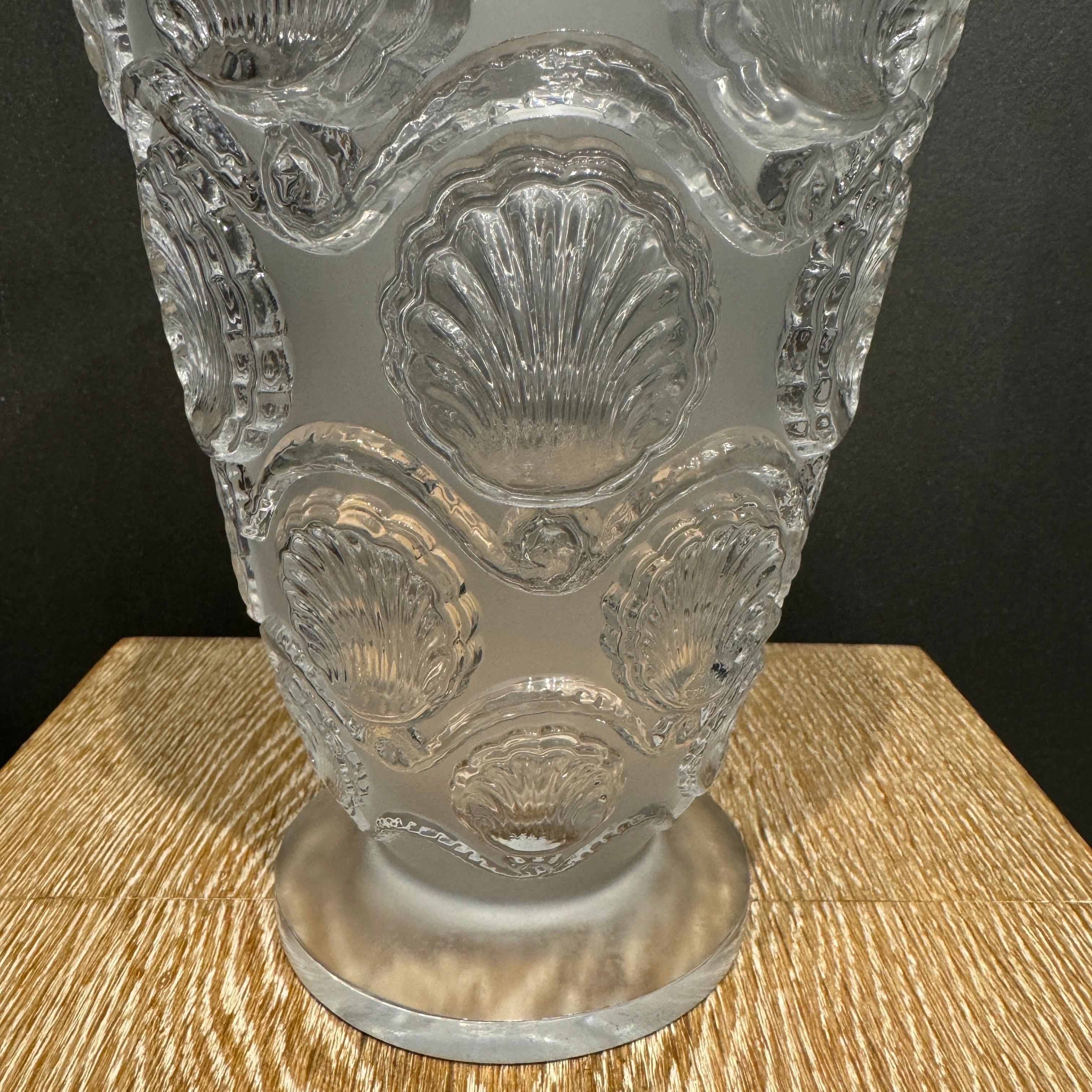 Francese Un vaso di vetro R.Lalique Cancale in vendita